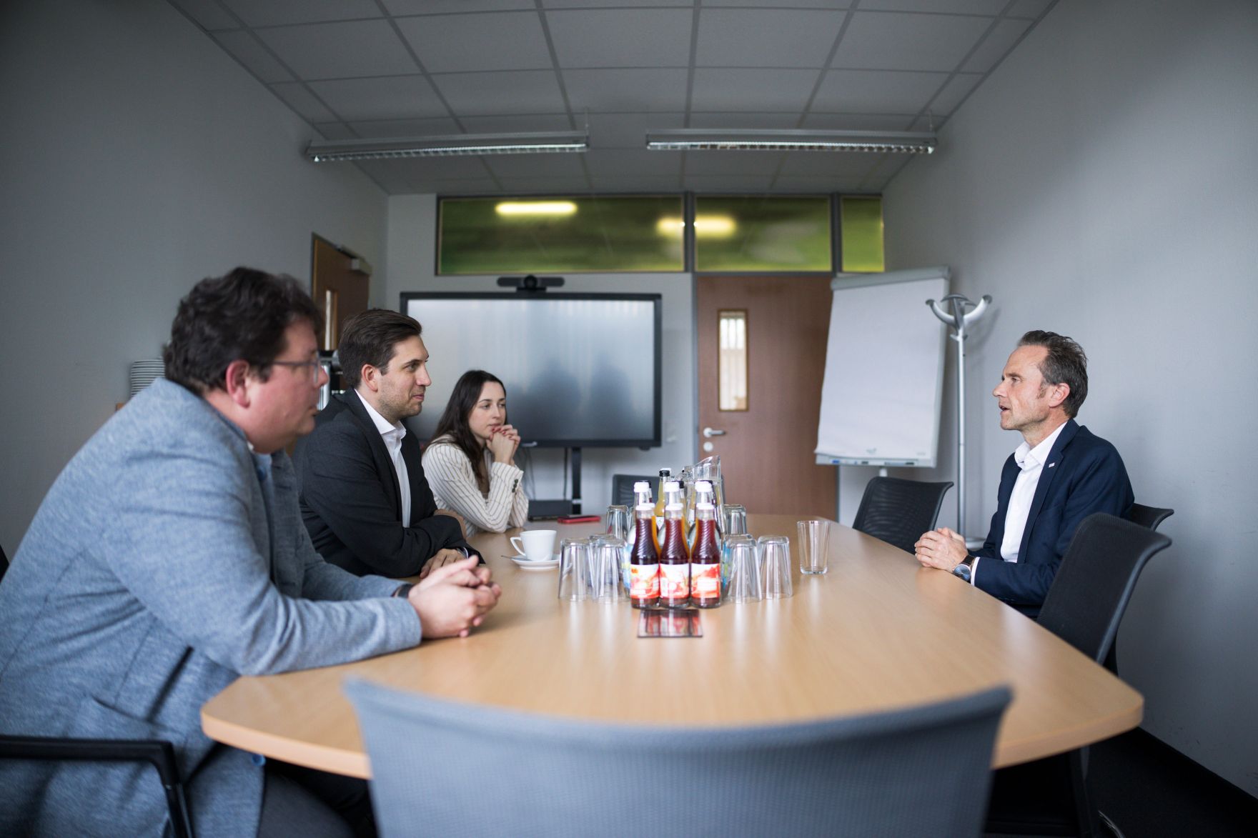 Am 10. April 2025 besuchte Staatssekret&auml;r Alexander Pr&ouml;ll (2.v.l.) im Rahmen seines Bundesl&auml;ndertages die Carinthia University of Applied Sciences. Im Bild bei einem Arbeitsgespr&auml;ch.
