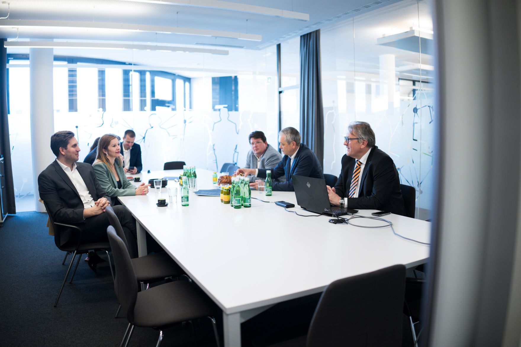 Am 10. April 2025 besuchte Staatssekret&auml;r Alexander Pr&ouml;ll (l.) im Rahmen seines Bundesl&auml;ndertages die Lakeside Science &amp; Technology Park GmbH. Im Bild bei einem Arbeitsgespr&auml;ch.