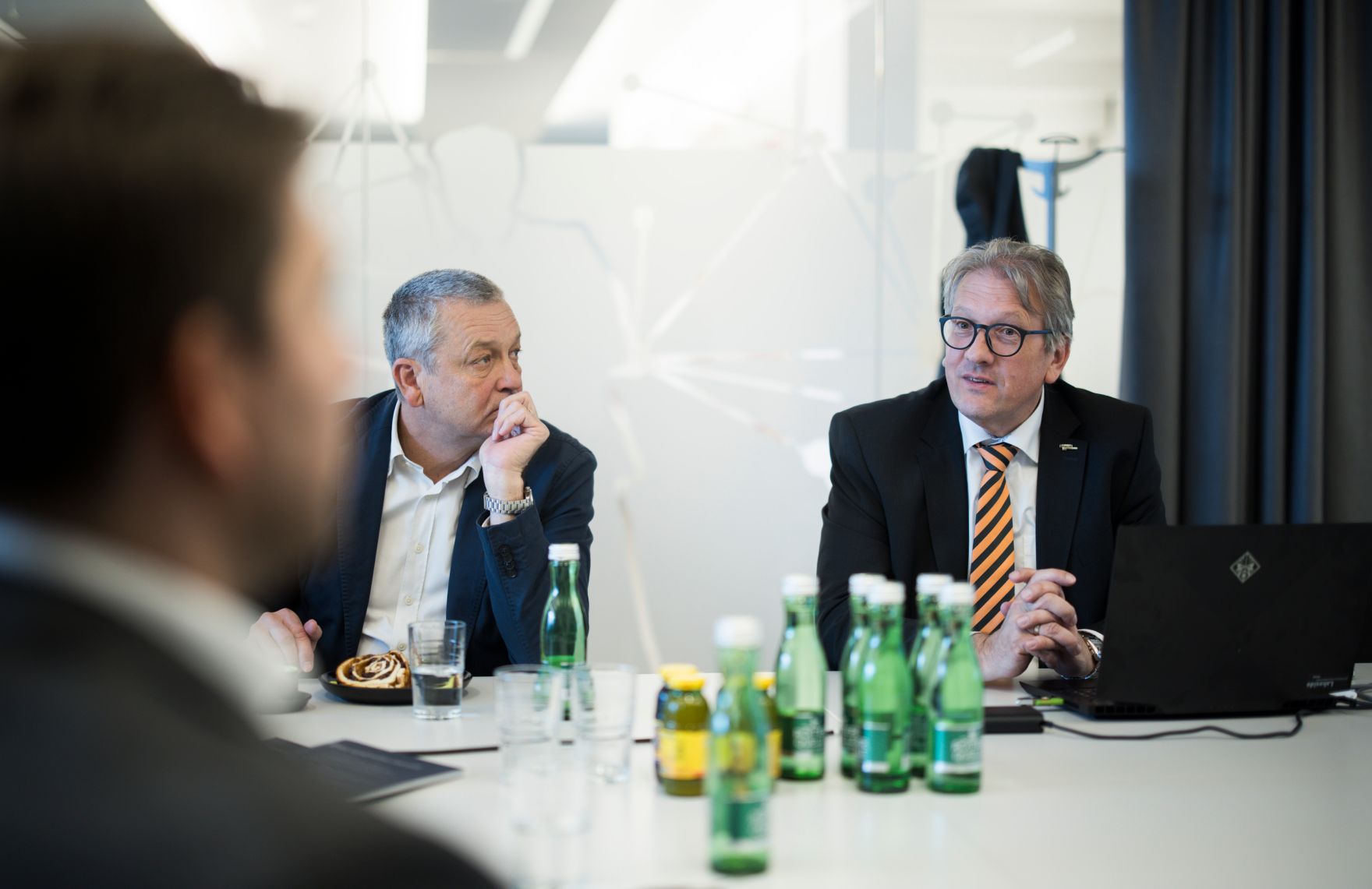 Am 10. April 2025 besuchte Staatssekret&auml;r Alexander Pr&ouml;ll (l.) im Rahmen seines Bundesl&auml;ndertages die Lakeside Science &amp; Technology Park GmbH. Im Bild bei einem Arbeitsgespr&auml;ch.