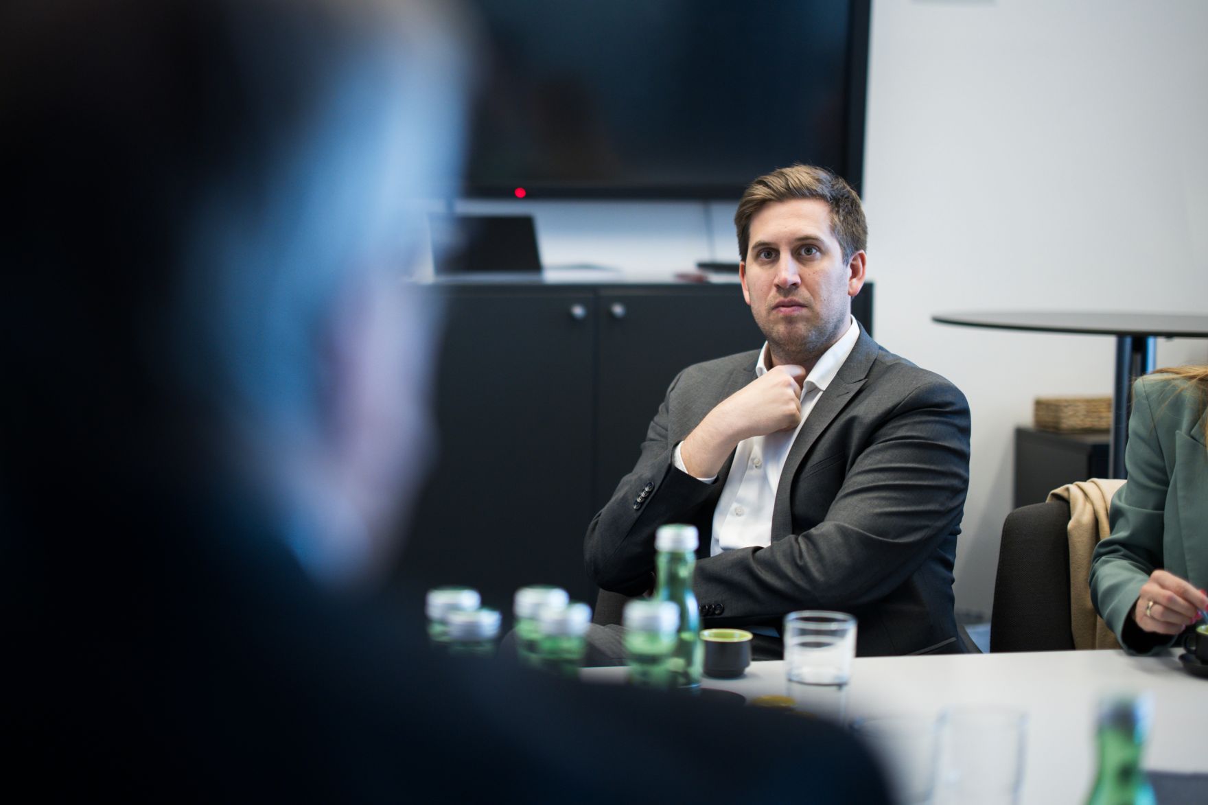 Am 10. April 2025 besuchte Staatssekret&auml;r Alexander Pr&ouml;ll (m.) im Rahmen seines Bundesl&auml;ndertages die Lakeside Science &amp; Technology Park GmbH. Im Bild bei einem Arbeitsgespr&auml;ch.