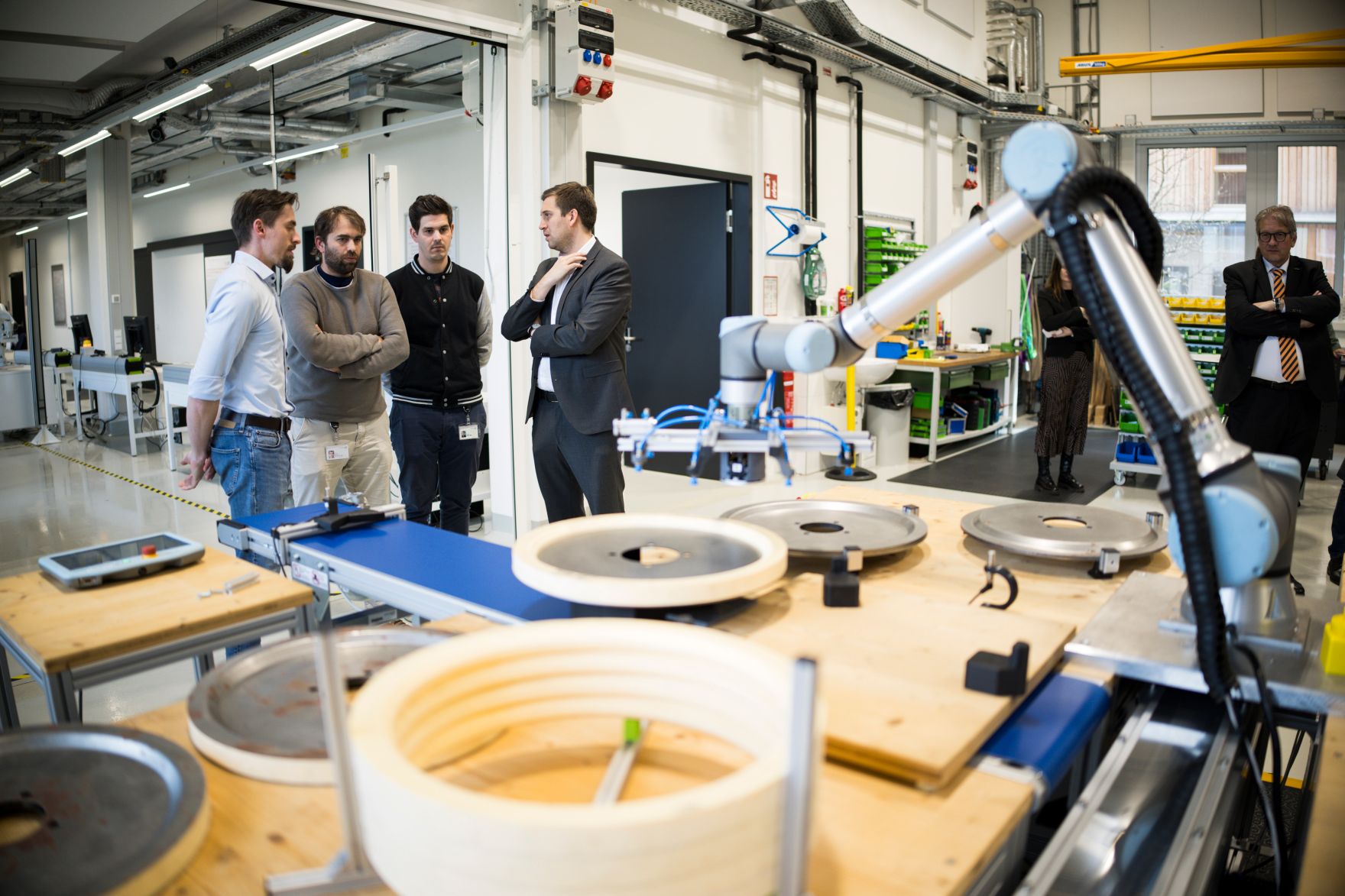 Am 10. April 2025 besuchte Staatssekret&auml;r Alexander Pr&ouml;ll (4.v.l.) im Rahmen seines Bundesl&auml;ndertages die Lakeside Science &amp; Technology Park GmbH.