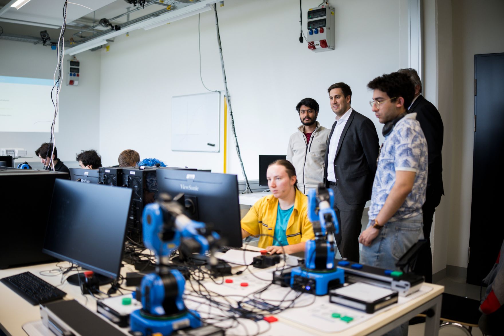 Am 10. April 2025 besuchte Staatssekret&auml;r Alexander Pr&ouml;ll (3.v.r.) im Rahmen seines Bundesl&auml;ndertages die Lakeside Science &amp; Technology Park GmbH.