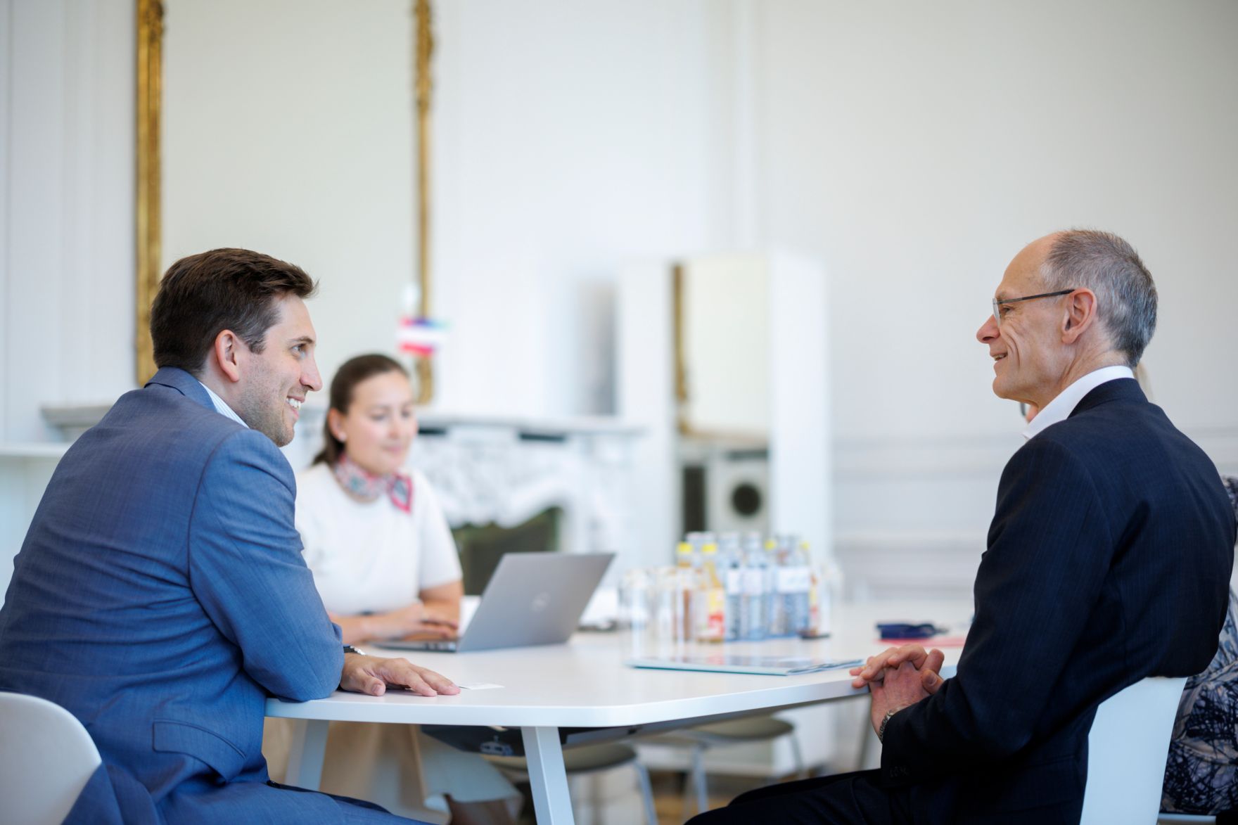 Am 29. April 2025 empfing Staatssekret&auml;r Alexander Pr&ouml;ll (l.) den CEO der &Ouml;sterreichischen Post AG Walter Oblin (r.) zu einem Gespr&auml;ch.