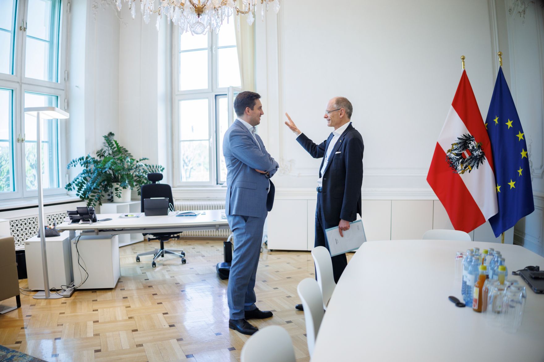 Am 29. April 2025 empfing Staatssekret&auml;r Alexander Pr&ouml;ll (l.) den CEO der &Ouml;sterreichischen Post AG Walter Oblin (r.) zu einem Gespr&auml;ch.