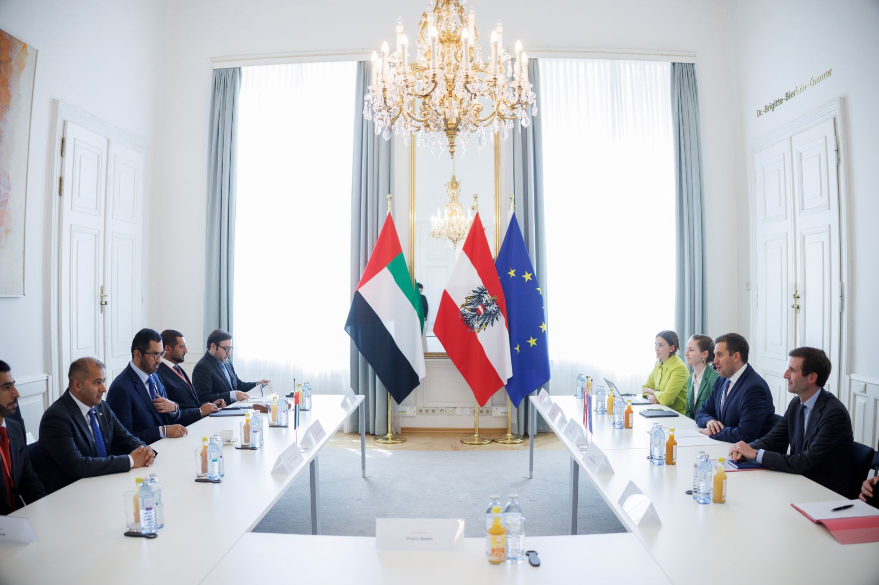 Am 30. April 2025 empfing Staatssekret&auml;r Alexander Pr&ouml;ll (2.v.r.) den Sultan Ahmed Al Jaber (2.v.l.), Minister f&uuml;r Industrie und Fortschrittstechnologie der Vereinigten Arabischen Emirate zu einem Gespr&auml;ch.