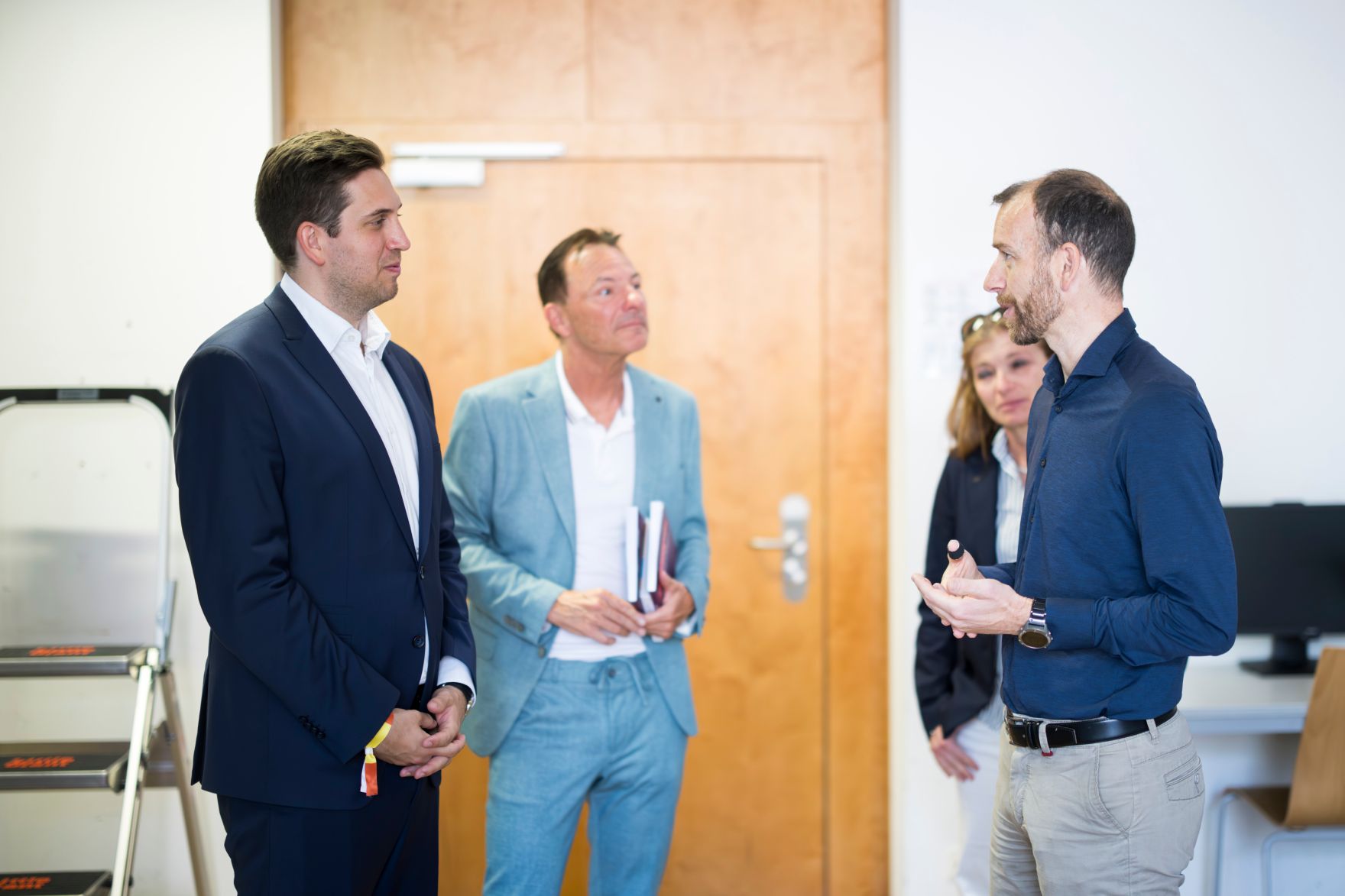 Am 2. Mai 2025 besuchte Staatssekret&auml;r Alexander Pr&ouml;ll (l.) im Rahmen seines Bundesl&auml;ndertages die FH Kufstein Tirol.