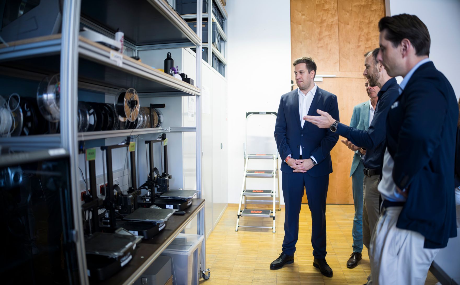 Am 2. Mai 2025 besuchte Staatssekret&auml;r Alexander Pr&ouml;ll (l.) im Rahmen seines Bundesl&auml;ndertages die FH Kufstein Tirol.