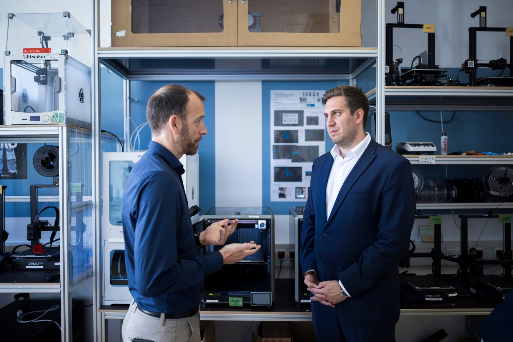 Am 2. Mai 2025 besuchte Staatssekret&auml;r Alexander Pr&ouml;ll (r.) im Rahmen seines Bundesl&auml;ndertages die FH Kufstein Tirol.