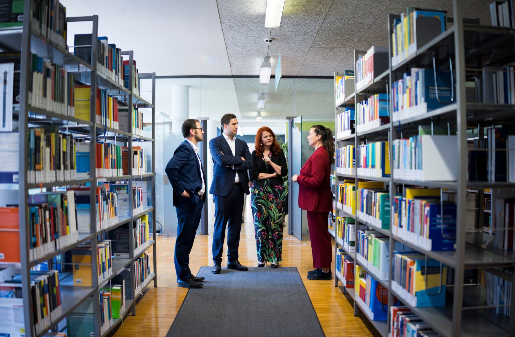 Am 2. Mai 2025 besuchte Staatssekret&auml;r Alexander Pr&ouml;ll (m.l.) im Rahmen seines Bundesl&auml;ndertages die FH Kufstein Tirol.