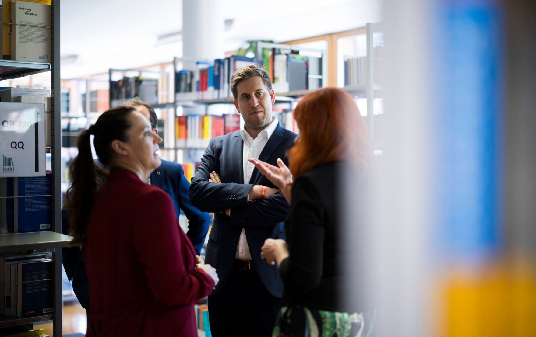 Am 2. Mai 2025 besuchte Staatssekret&auml;r Alexander Pr&ouml;ll (m.) im Rahmen seines Bundesl&auml;ndertages die FH Kufstein Tirol.