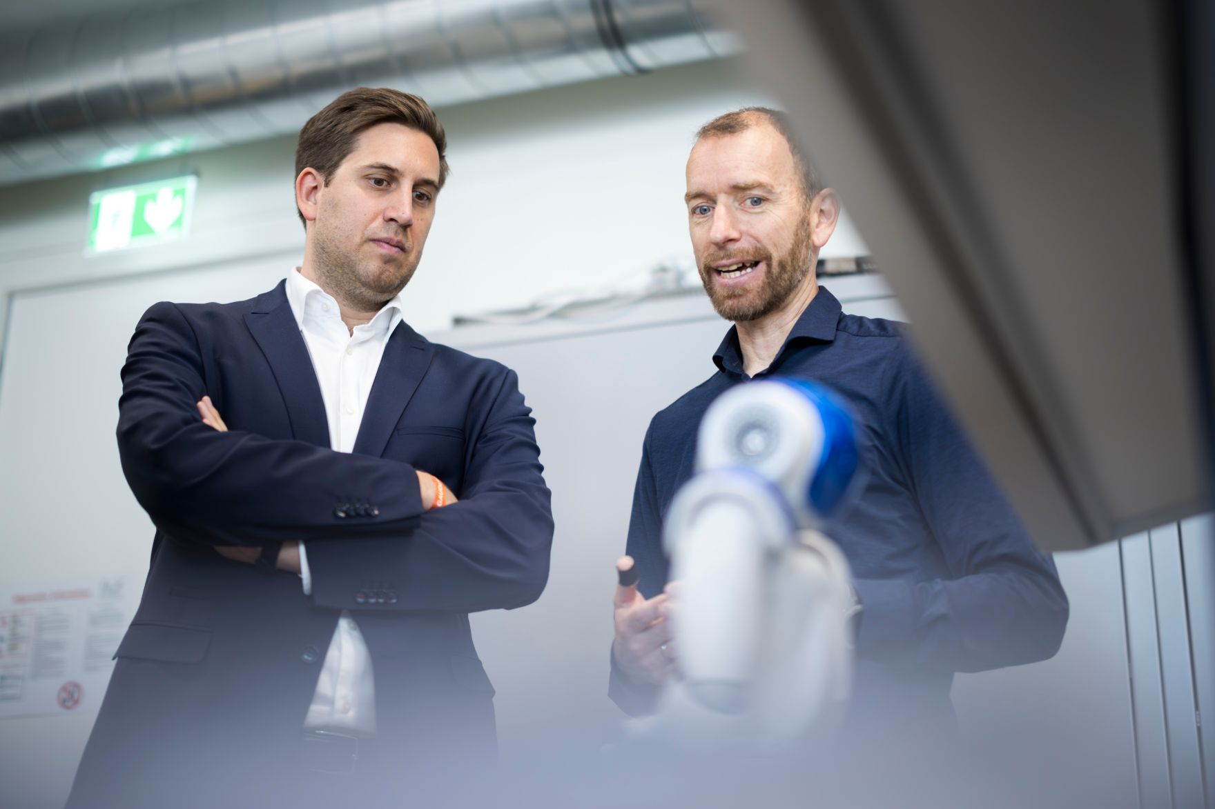 Am 2. Mai 2025 besuchte Staatssekret&auml;r Alexander Pr&ouml;ll (l.) im Rahmen seines Bundesl&auml;ndertages die FH Kufstein Tirol.