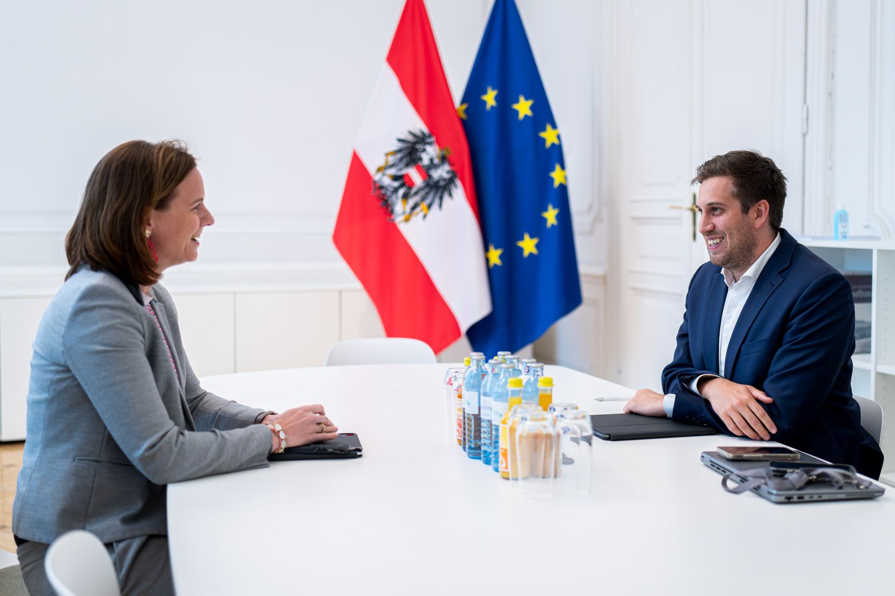 Am 5. Mai 2025 empfing Staatssekret&auml;r Alexander Pr&ouml;ll (r.) Generalsekret&auml;r-Stellvertreterin der Wirtschaftskammer &Ouml;sterreich, Mariana K&uuml;hnel (l.) zu einem Arbeitsgespr&auml;ch.
