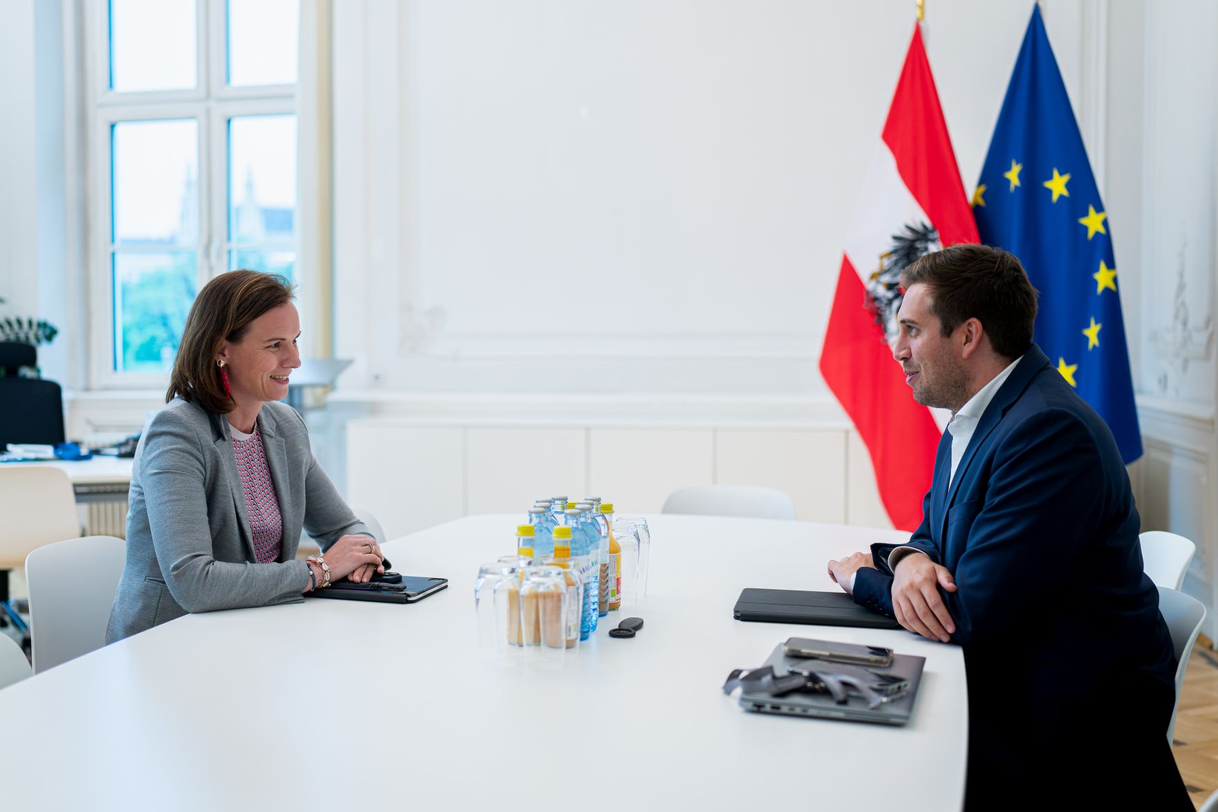 Am 5. Mai 2025 empfing Staatssekret&auml;r Alexander Pr&ouml;ll (r.) Generalsekret&auml;r-Stellvertreterin der Wirtschaftskammer &Ouml;sterreich, Mariana K&uuml;hnel (l.) zu einem Arbeitsgespr&auml;ch.