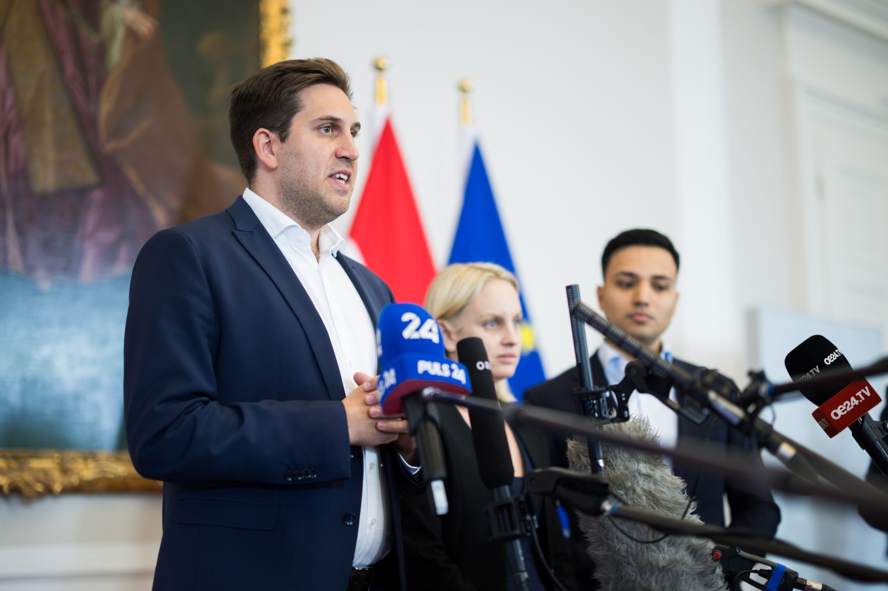 Am 7. Mai 2025 nahmen (v.l.n.r.) Staatssekret&auml;r Alexander Pr&ouml;ll, Staatssekret&auml;rin Michaela Schmidt und Klubobmann Yannick Shetty am Doorstep vor dem Ministerrat teil.