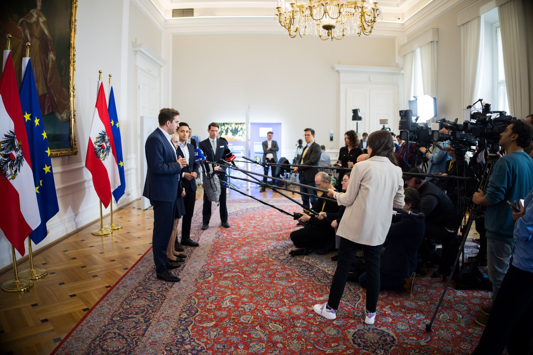 Am 7. Mai 2025 nahmen (v.l.n.r.) Staatssekret&auml;r Alexander Pr&ouml;ll, Staatssekret&auml;rin Michaela Schmidt und Klubobmann Yannick Shetty am Doorstep vor dem Ministerrat teil.