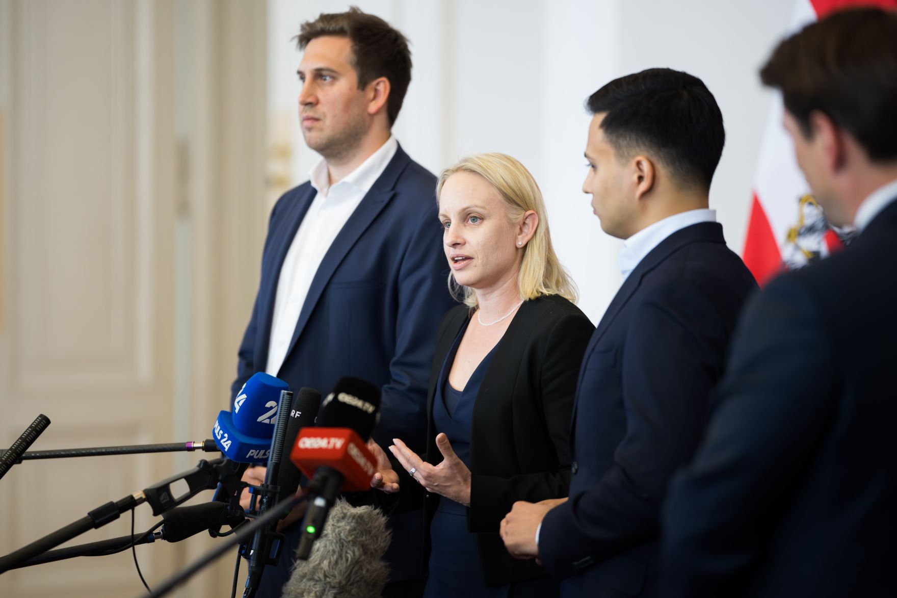 Am 7. Mai 2025 nahmen (v.l.n.r.) Staatssekret&auml;r Alexander Pr&ouml;ll, Staatssekret&auml;rin Michaela Schmidt und Klubobmann Yannick Shetty am Doorstep vor dem Ministerrat teil.
