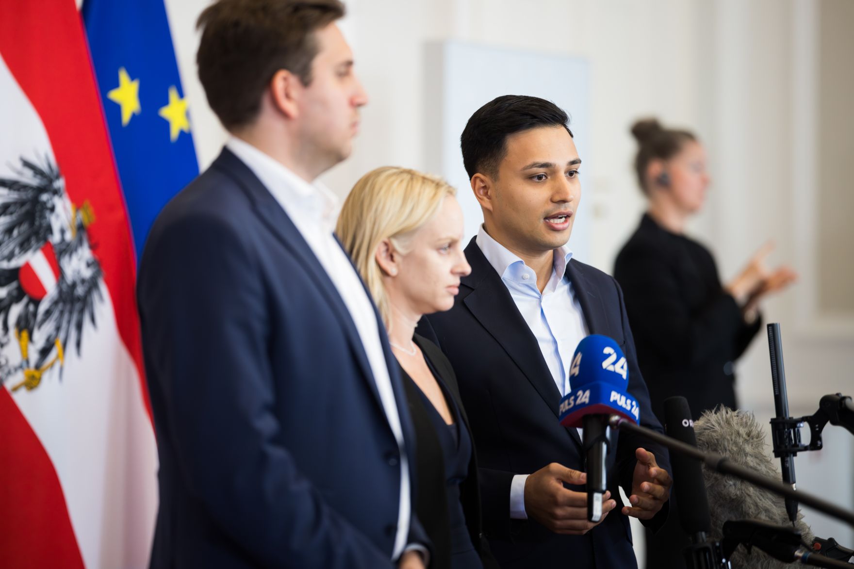 Am 7. Mai 2025 nahmen (v.l.n.r.) Staatssekret&auml;r Alexander Pr&ouml;ll, Staatssekret&auml;rin Michaela Schmidt und Klubobmann Yannick Shetty am Doorstep vor dem Ministerrat teil.