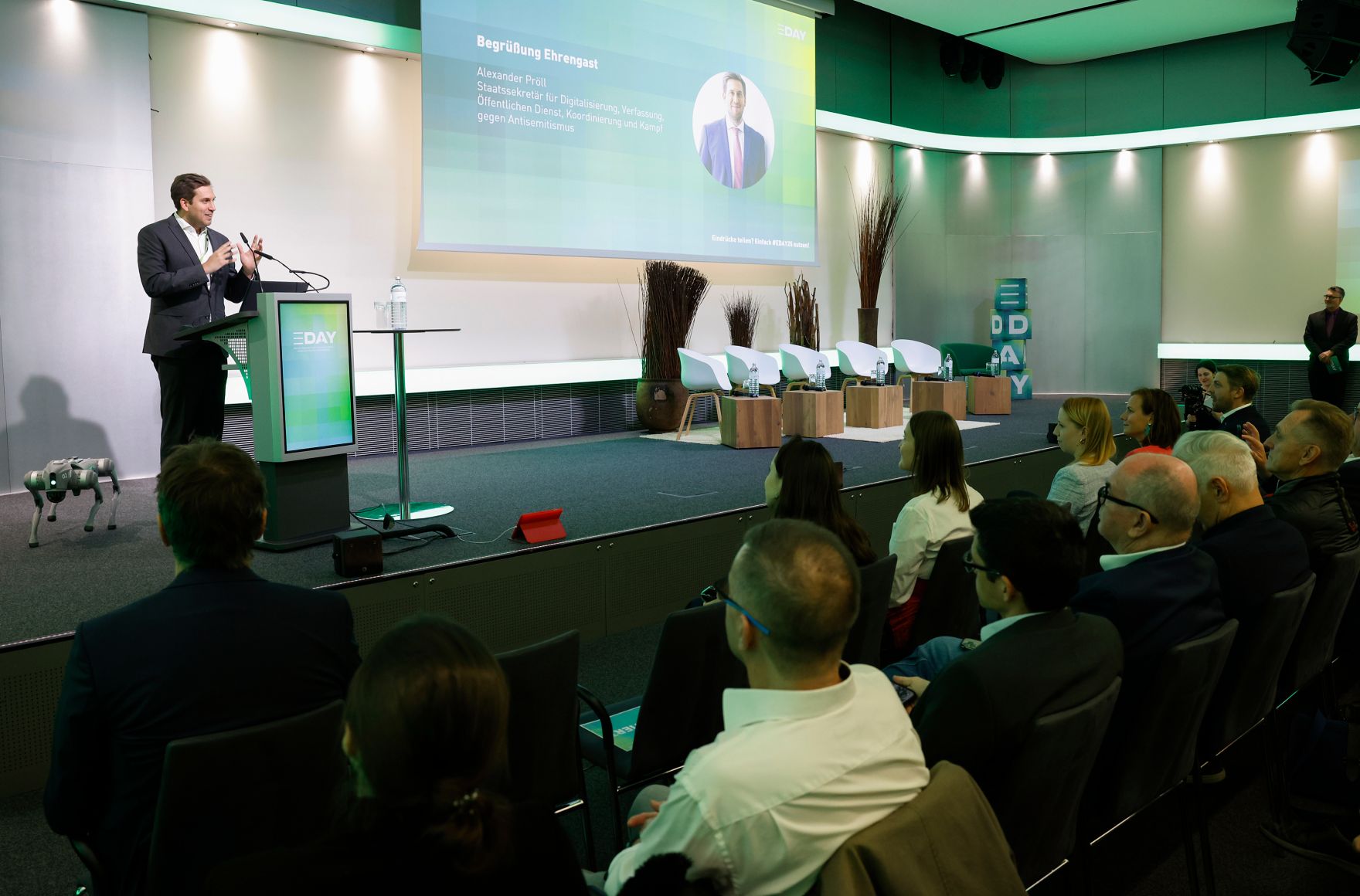 Am 8. Mai 2025 nahm Staatssekret&auml;r Alexander Pr&ouml;ll (l.) an der Veranstaltung &bdquo;EDAY&ldquo; zum Thema "Daten, KI und Human Touch" der Wirtschaftskammer &Ouml;sterreich teil. Im Bild bei der Er&ouml;ffnungsrede.