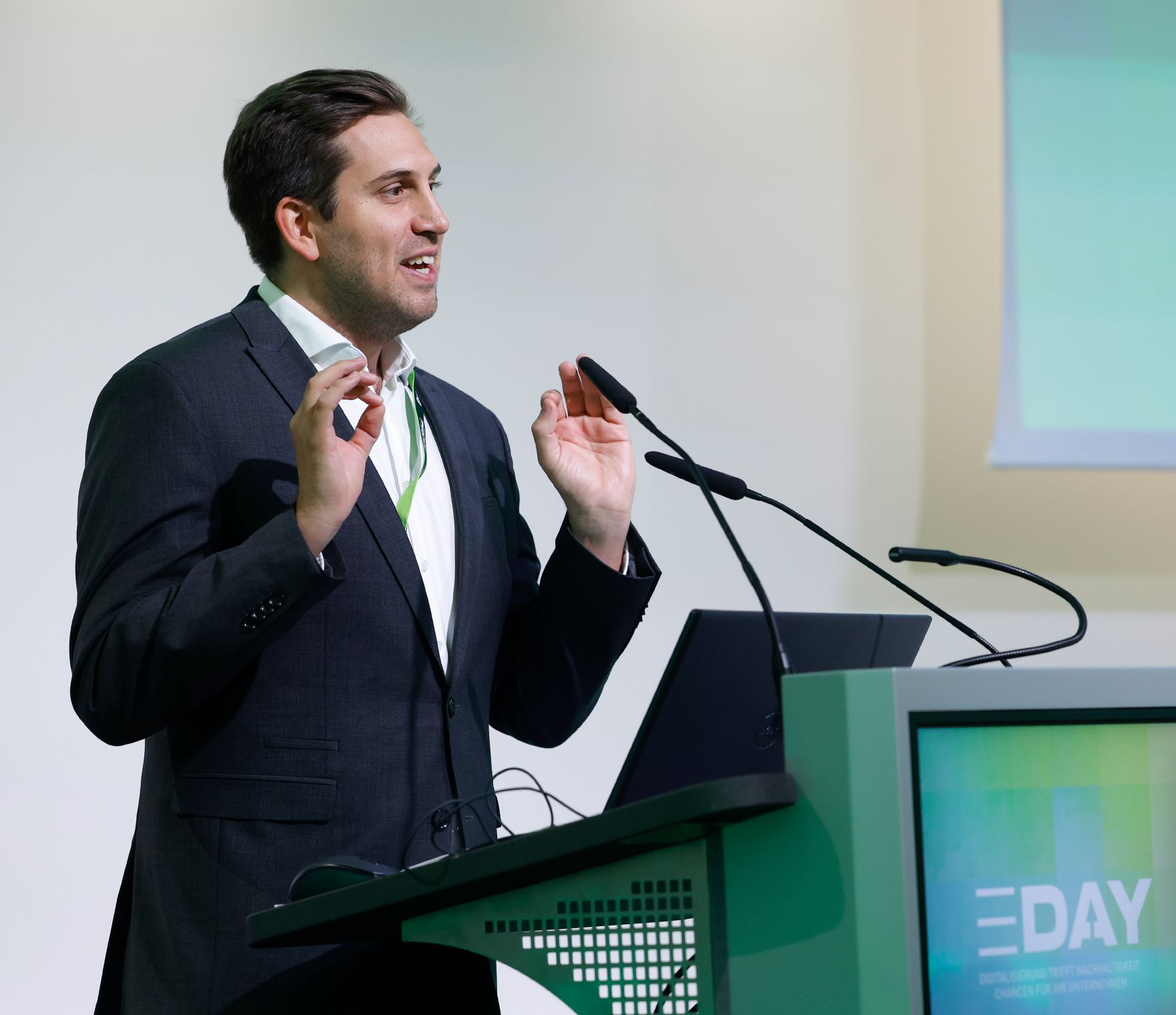 Am 8. Mai 2025 nahm Staatssekret&auml;r Alexander Pr&ouml;ll (im Bild) an der Veranstaltung &bdquo;EDAY&ldquo; zum Thema "Daten, KI und Human Touch" der Wirtschaftskammer &Ouml;sterreich teil. Im Bild bei der Er&ouml;ffnungsrede.