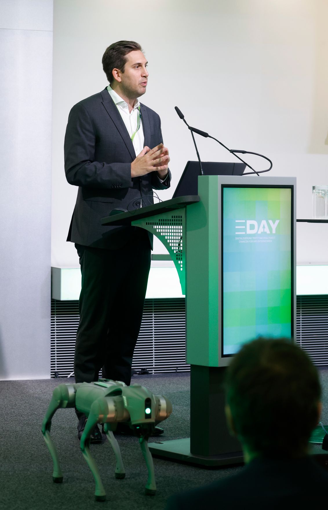 Am 8. Mai 2025 nahm Staatssekret&auml;r Alexander Pr&ouml;ll (im Bild) an der Veranstaltung &bdquo;EDAY&ldquo; zum Thema "Daten, KI und Human Touch" der Wirtschaftskammer &Ouml;sterreich teil. Im Bild bei der Er&ouml;ffnungsrede.