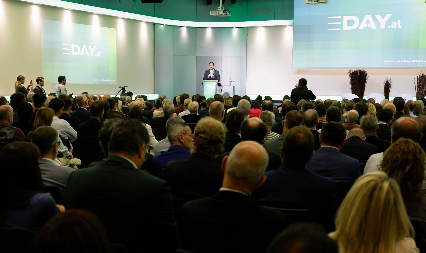 Am 8. Mai 2025 nahm Staatssekret&auml;r Alexander Pr&ouml;ll (m.) an der Veranstaltung &bdquo;EDAY&ldquo; zum Thema "Daten, KI und Human Touch" der Wirtschaftskammer &Ouml;sterreich teil. Im Bild bei der Er&ouml;ffnungsrede.