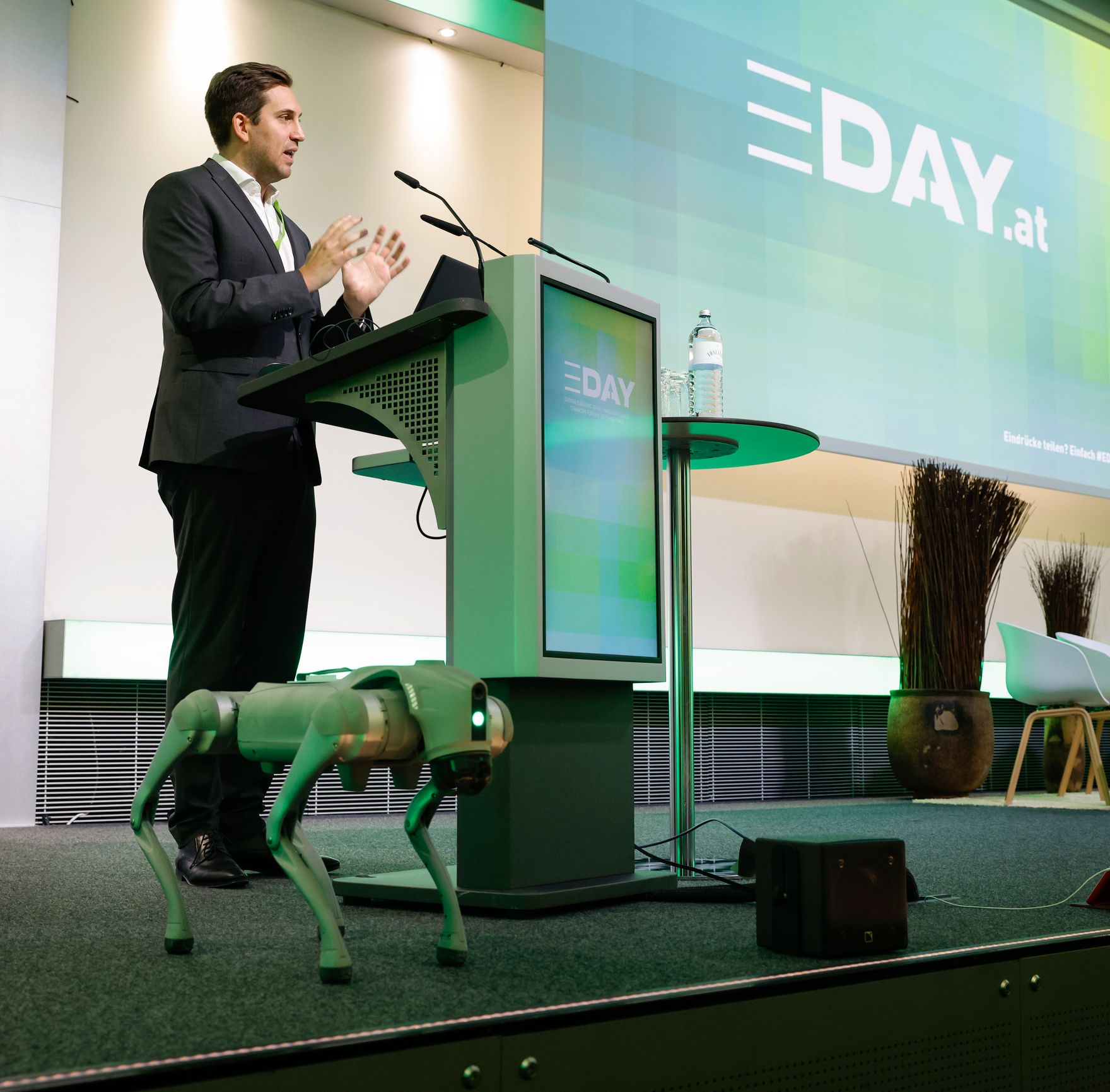 Am 8. Mai 2025 nahm Staatssekret&auml;r Alexander Pr&ouml;ll (im Bild) an der Veranstaltung &bdquo;EDAY&ldquo; zum Thema "Daten, KI und Human Touch" der Wirtschaftskammer &Ouml;sterreich teil. Im Bild bei der Er&ouml;ffnungsrede.