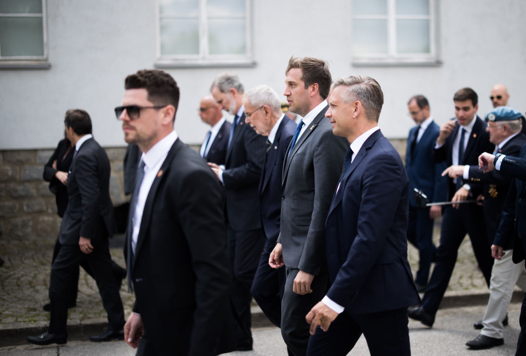Am 11. Mai 2025 nahm Staatssekret&auml;r Alexander Pr&ouml;ll (m.) am Internationalen Festakt zum Gedenken an die Befreiung des KZ-Gusen und KZ-Mauthausen teil. Im Bild mit Bundespr&auml;sident Alexander Van der Bellen (m.l.).
