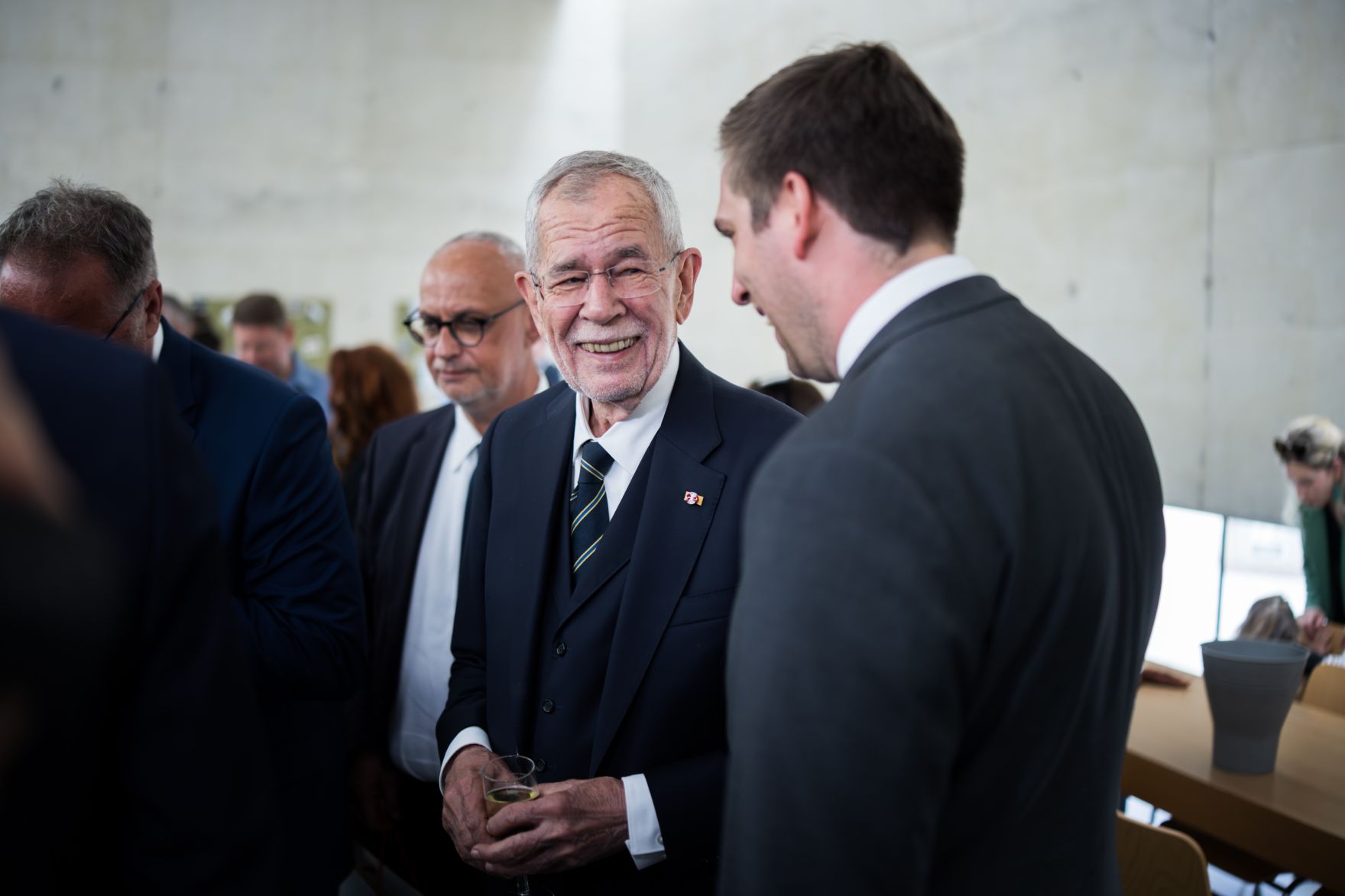 Am 11. Mai 2025 nahm Staatssekret&auml;r Alexander Pr&ouml;ll (r.) am Internationalen Festakt zum Gedenken an die Befreiung des KZ-Gusen und KZ-Mauthausen teil. Im Bild mit Bundespr&auml;sident Alexander Van der Bellen (m.).