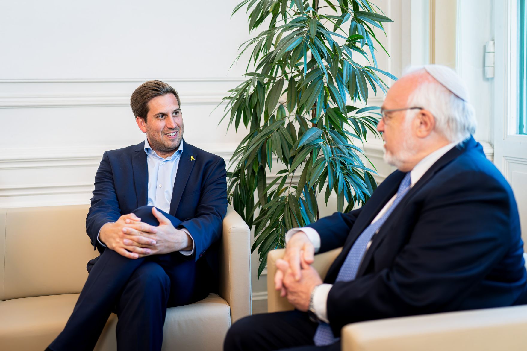 Am 12. Mai 2025 empfing Staatssekret&auml;r Alexander Pr&ouml;ll (l.) Abraham Cooper (r.) Rabbiner und stellvertretender Direktor des Simon Wiesenthal Centers in Los Angeles, zu einem Arbeitsgespr&auml;ch im Bundeskanzleramt.