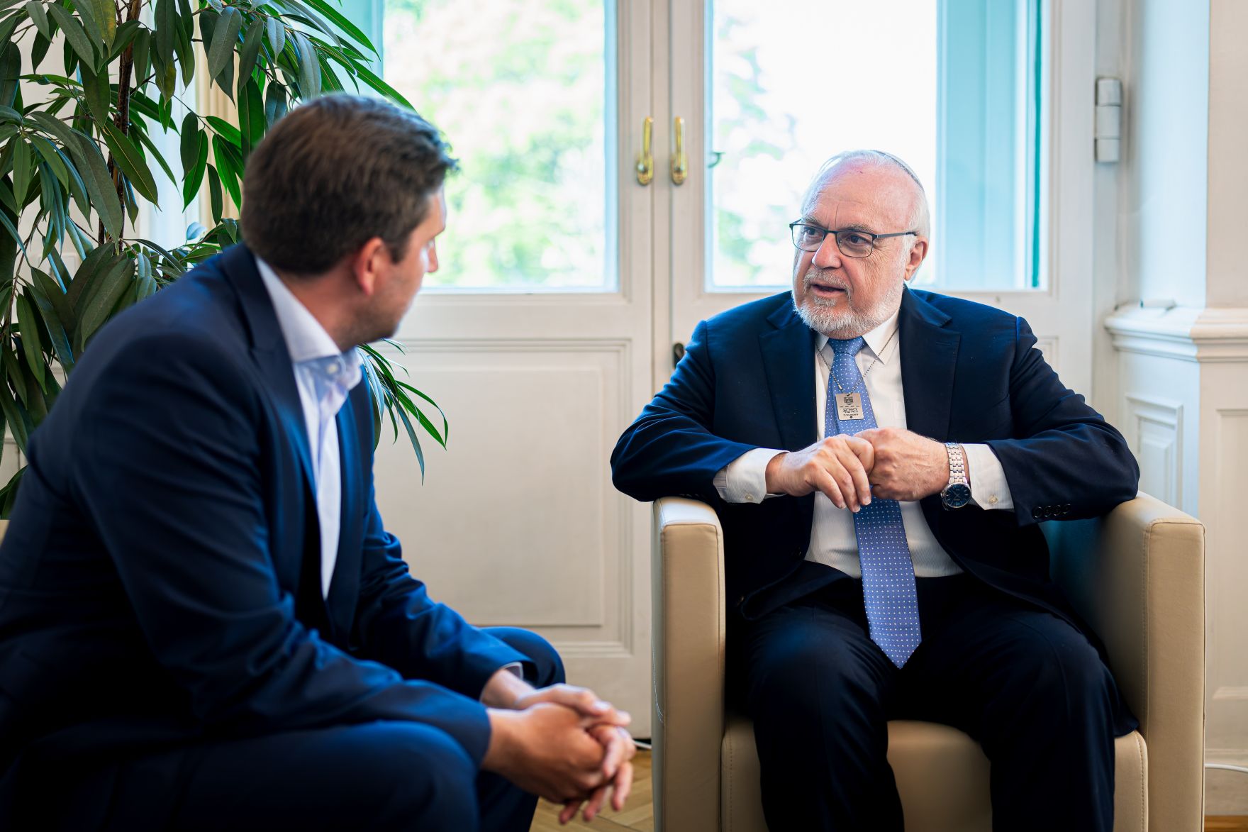 Am 12. Mai 2025 empfing Staatssekret&auml;r Alexander Pr&ouml;ll (l.) Abraham Cooper (r.) Rabbiner und stellvertretender Direktor des Simon Wiesenthal Centers in Los Angeles, zu einem Arbeitsgespr&auml;ch im Bundeskanzleramt.