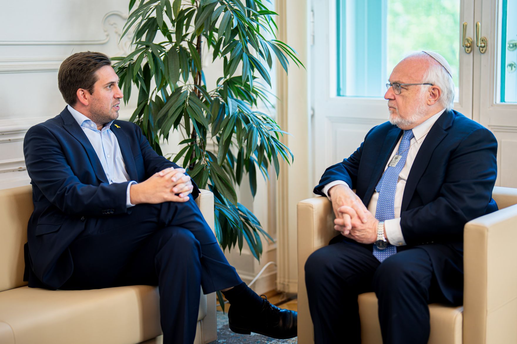 Am 12. Mai 2025 empfing Staatssekret&auml;r Alexander Pr&ouml;ll (l.) Abraham Cooper (r.) Rabbiner und stellvertretender Direktor des Simon Wiesenthal Centers in Los Angeles, zu einem Arbeitsgespr&auml;ch im Bundeskanzleramt.