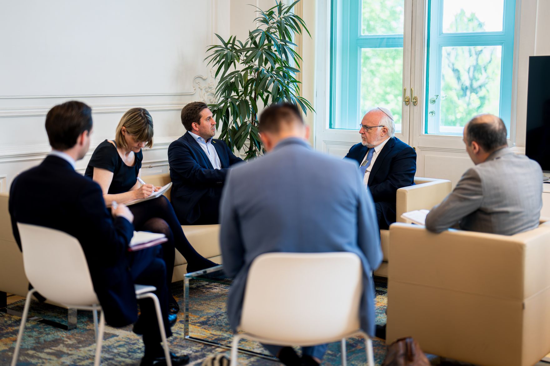 Am 12. Mai 2025 empfing Staatssekret&auml;r Alexander Pr&ouml;ll (m.l.) Abraham Cooper (m.r.) Rabbiner und stellvertretender Direktor des Simon Wiesenthal Centers in Los Angeles, zu einem Arbeitsgespr&auml;ch im Bundeskanzleramt.