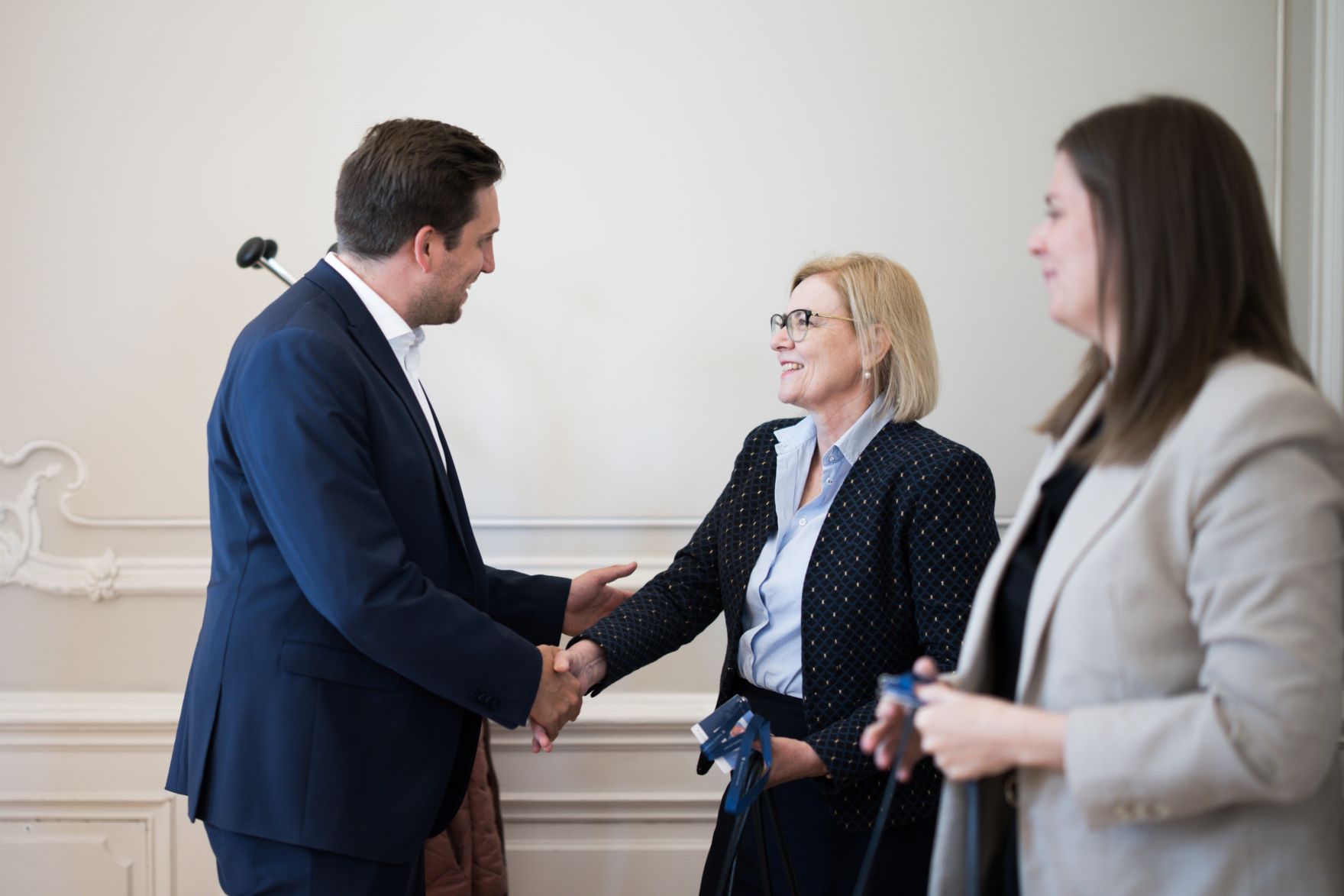 Am 13. Mai 2025 empfing Staatssekret&auml;r Alexander Pr&ouml;ll (l.) die ungarische Botschafterin Edith Szil&aacute;gyin&eacute; B&aacute;torfi (r.) zu einem Gespr&auml;ch.