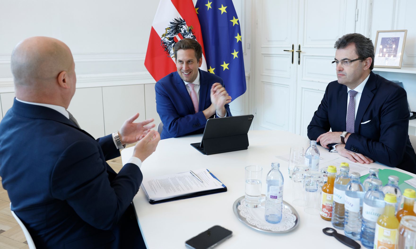 Am 15. Mai 2025 empfing Staatssekret&auml;r Alexander Pr&ouml;ll (m.) den fachstatistischen Generaldirektor von Statistik Austria Tobias Thomas (r.) sowie den kaufm&auml;nnischen Generaldirektor Franz Haslauer (l.) zu einem Arbeitsgespr&auml;ch im Bundeskanzleramt.