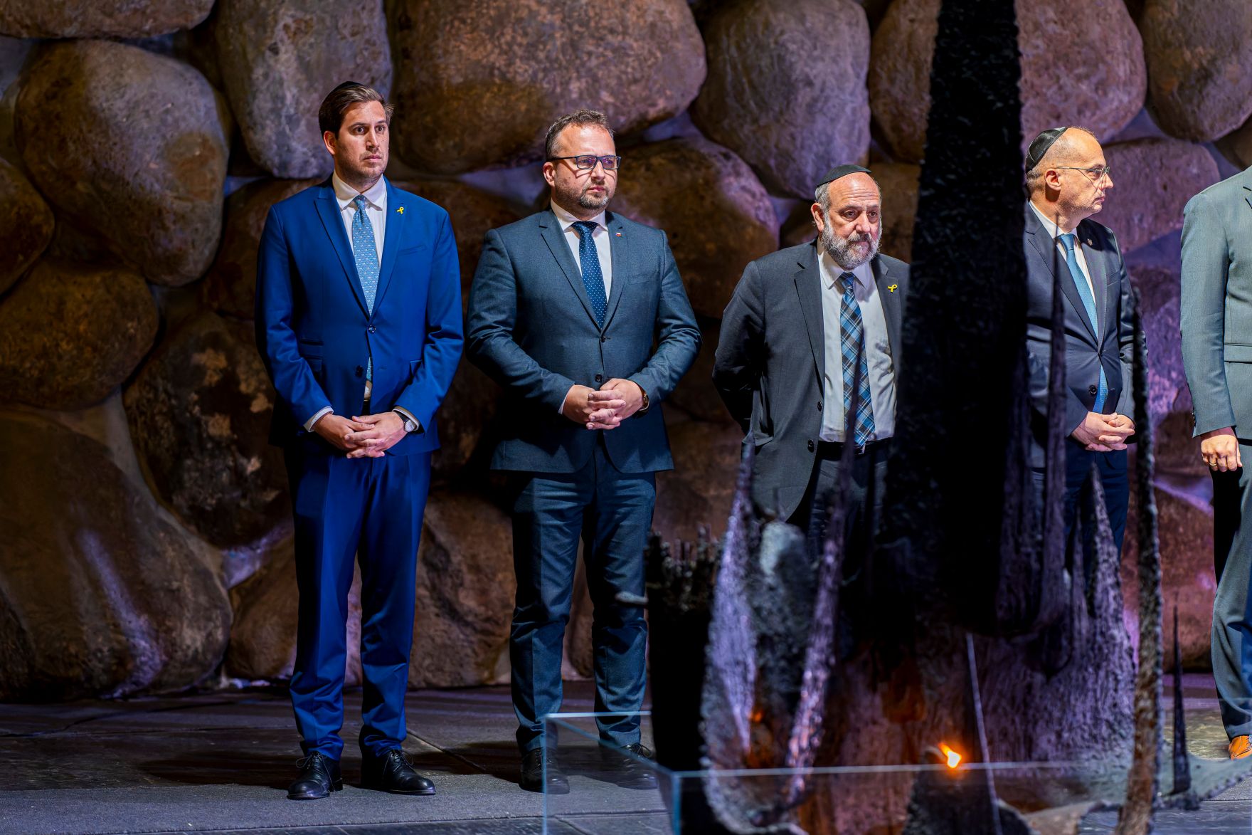 Am 26. Mai 2025 reiste Staatssekret&auml;r Alexander Pr&ouml;ll (l.) zu einem mehrt&auml;gigen Arbeitsbesuch nach Israel. Im Bild beim Besuch des &bdquo;Yad Vashem - The World Holocaust Remembrance Center&ldquo;.