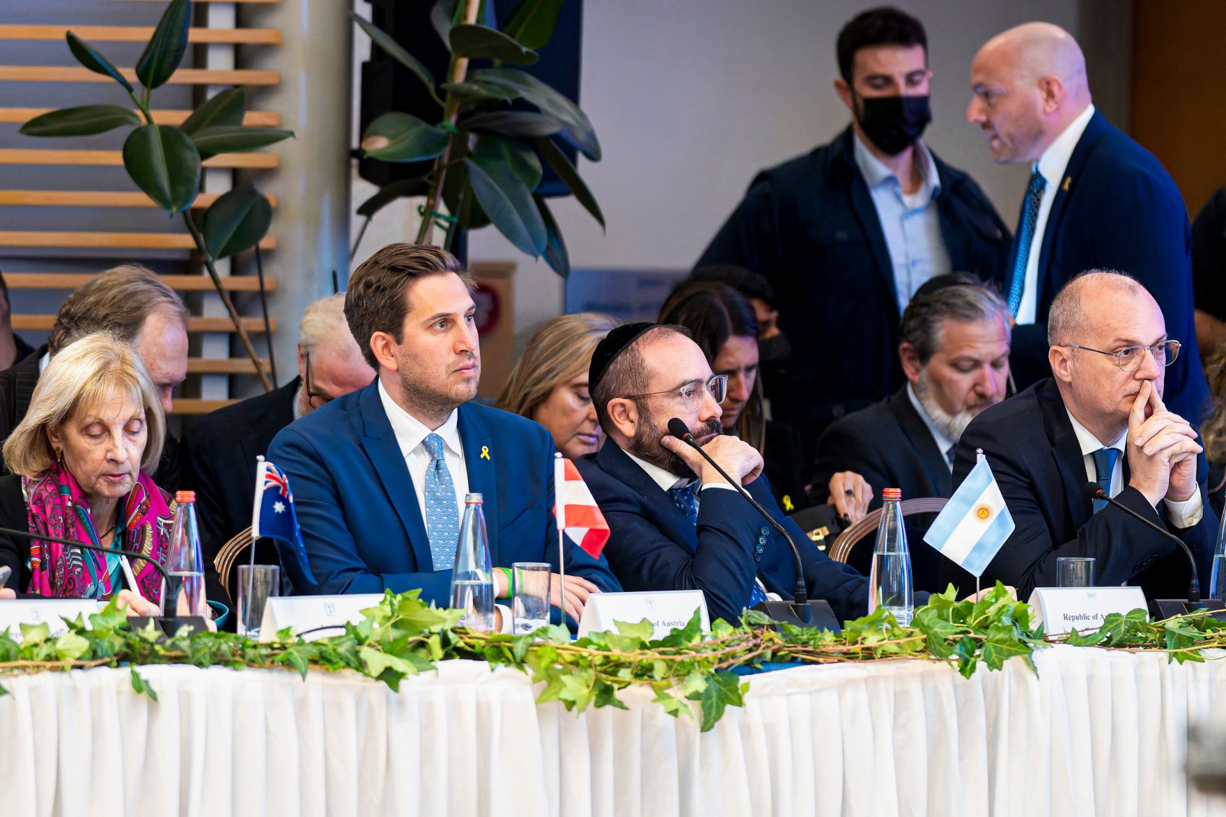 Am 26. Mai 2025 reiste Staatssekret&auml;r Alexander Pr&ouml;ll (m.l.) zu einem mehrt&auml;gigen Arbeitsbesuch nach Israel. Im Bild bei der Teilnahme an der internationalen Antisemitismuskonferenz.