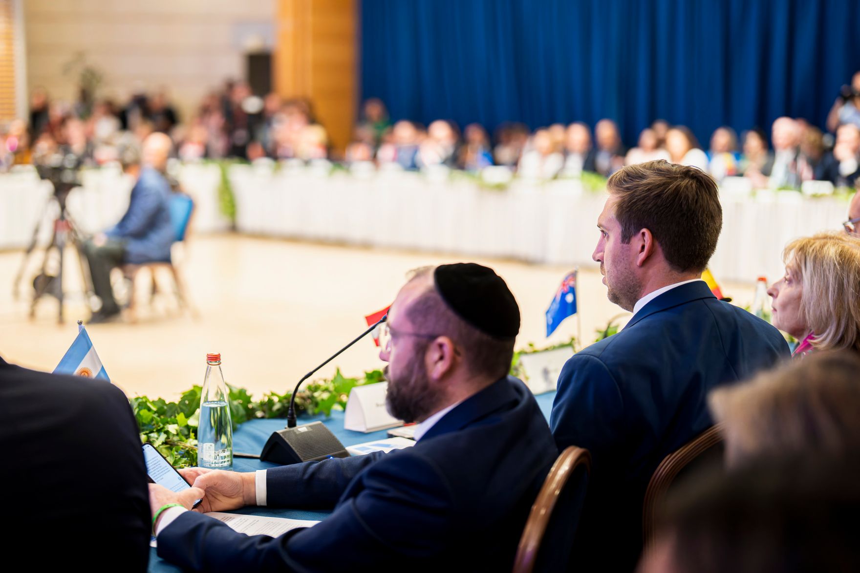 Am 26. Mai 2025 reiste Staatssekret&auml;r Alexander Pr&ouml;ll (2.v.r.) zu einem mehrt&auml;gigen Arbeitsbesuch nach Israel. Im Bild bei der Teilnahme an der internationalen Antisemitismuskonferenz.