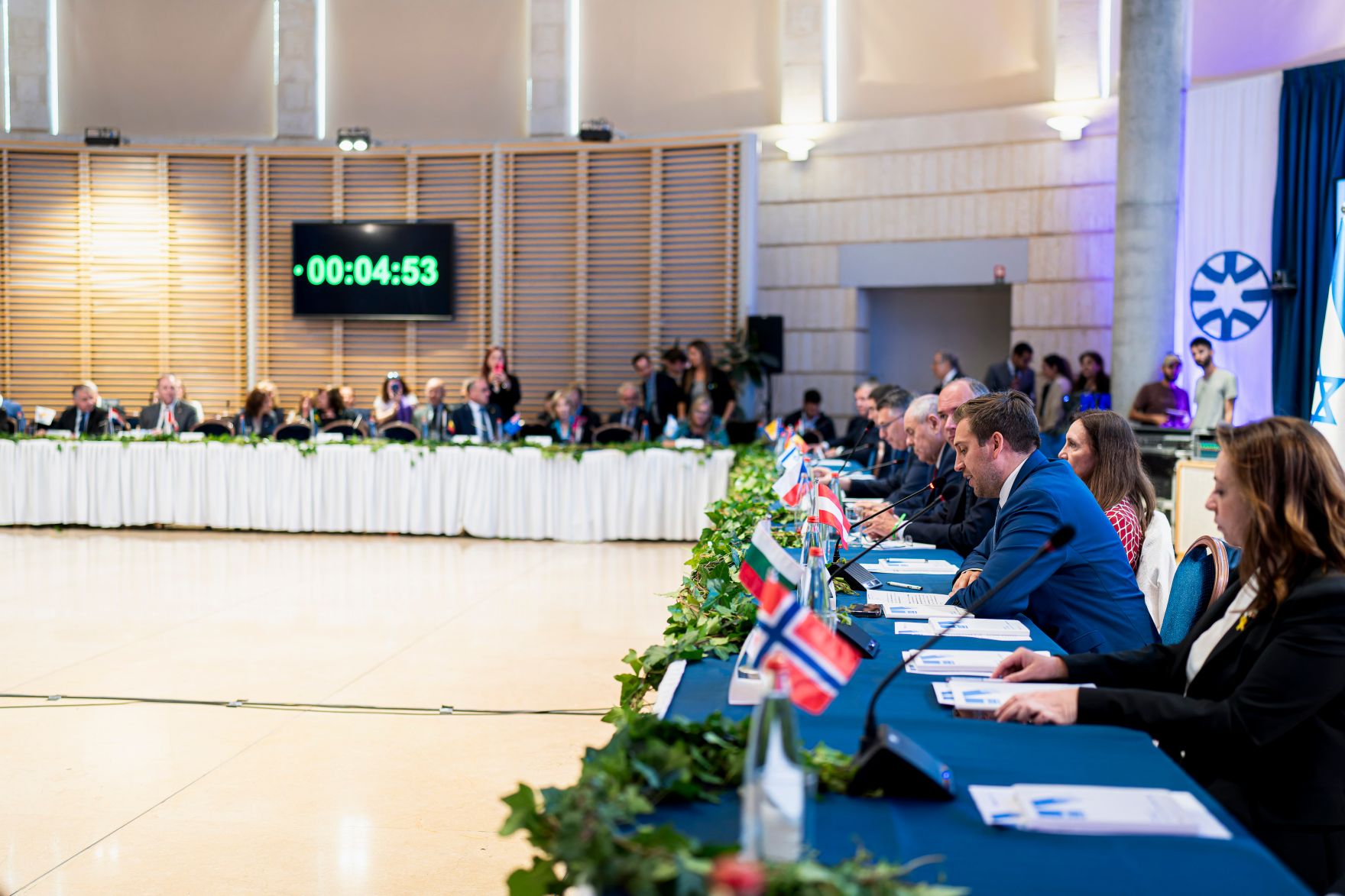 Am 26. Mai 2025 reiste Staatssekret&auml;r Alexander Pr&ouml;ll (2.v.r.) zu einem mehrt&auml;gigen Arbeitsbesuch nach Israel. Im Bild bei der Teilnahme an der internationalen Antisemitismuskonferenz.