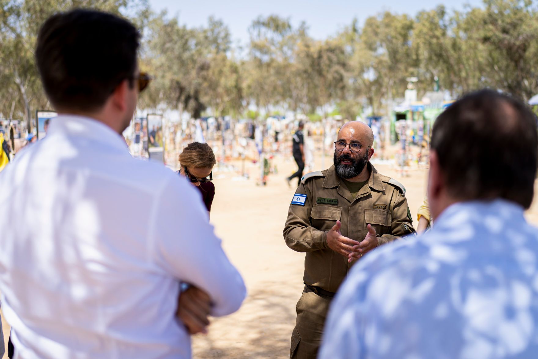 Am 26. Mai 2025 reiste Staatssekret&auml;r Alexander Pr&ouml;ll (l.) zu einem mehrt&auml;gigen Arbeitsbesuch nach Israel. Im Bild beim Besuch des Kibbuz Be&acute;ri.