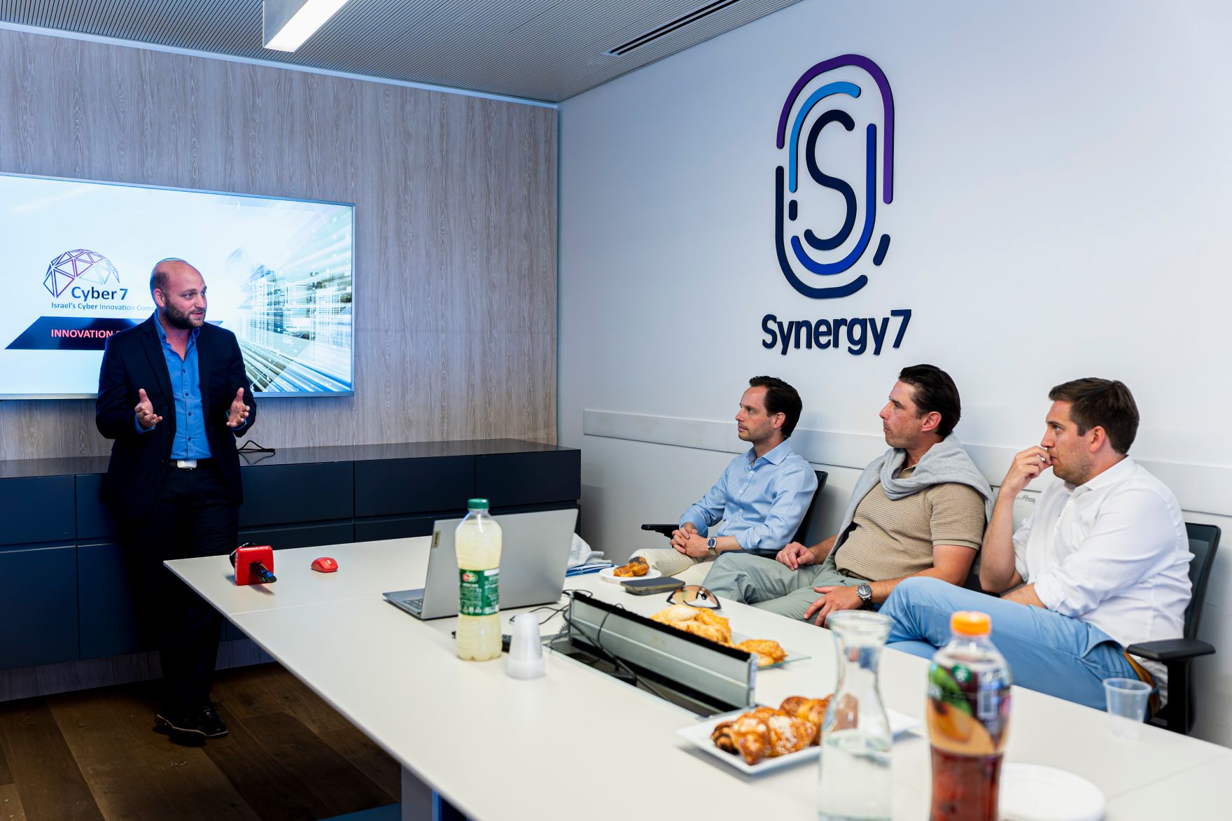 Am 26. Mai 2025 reiste Staatssekret&auml;r Alexander Pr&ouml;ll (r.) zu einem mehrt&auml;gigen Arbeitsbesuch nach Israel. Im Bild beim Besuch des Be&acute;er Sheva High Tech Park.