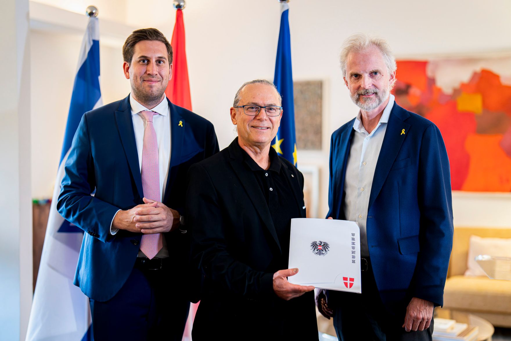 Am 26. Mai 2025 reiste Staatssekret&auml;r Alexander Pr&ouml;ll (l.) zu einem mehrt&auml;gigen Arbeitsbesuch nach Israel. Im Bild bei der &Uuml;berreichung der Staatsb&uuml;rgerschaft gem&auml;&szlig; &sect;58c.