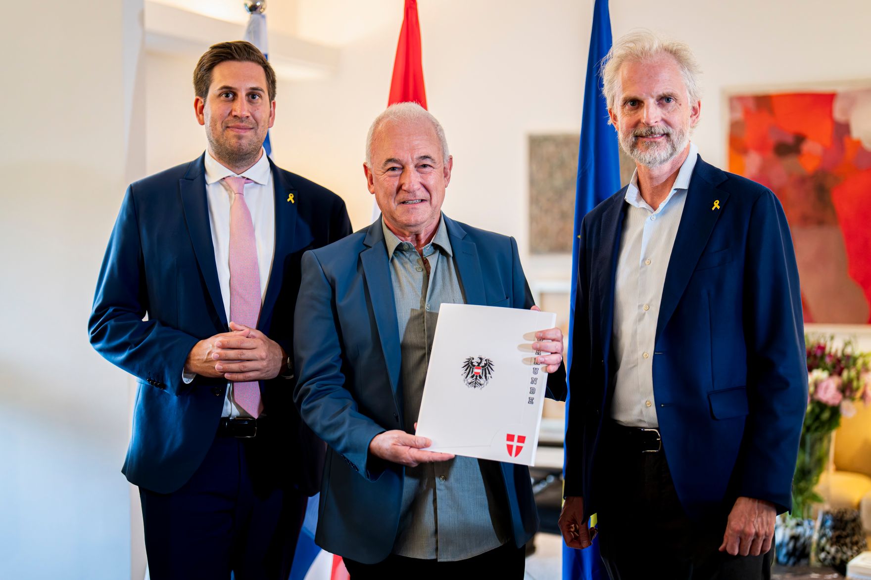Am 26. Mai 2025 reiste Staatssekret&auml;r Alexander Pr&ouml;ll (l.) zu einem mehrt&auml;gigen Arbeitsbesuch nach Israel. Im Bild bei der &Uuml;berreichung der Staatsb&uuml;rgerschaft gem&auml;&szlig; &sect;58c.
