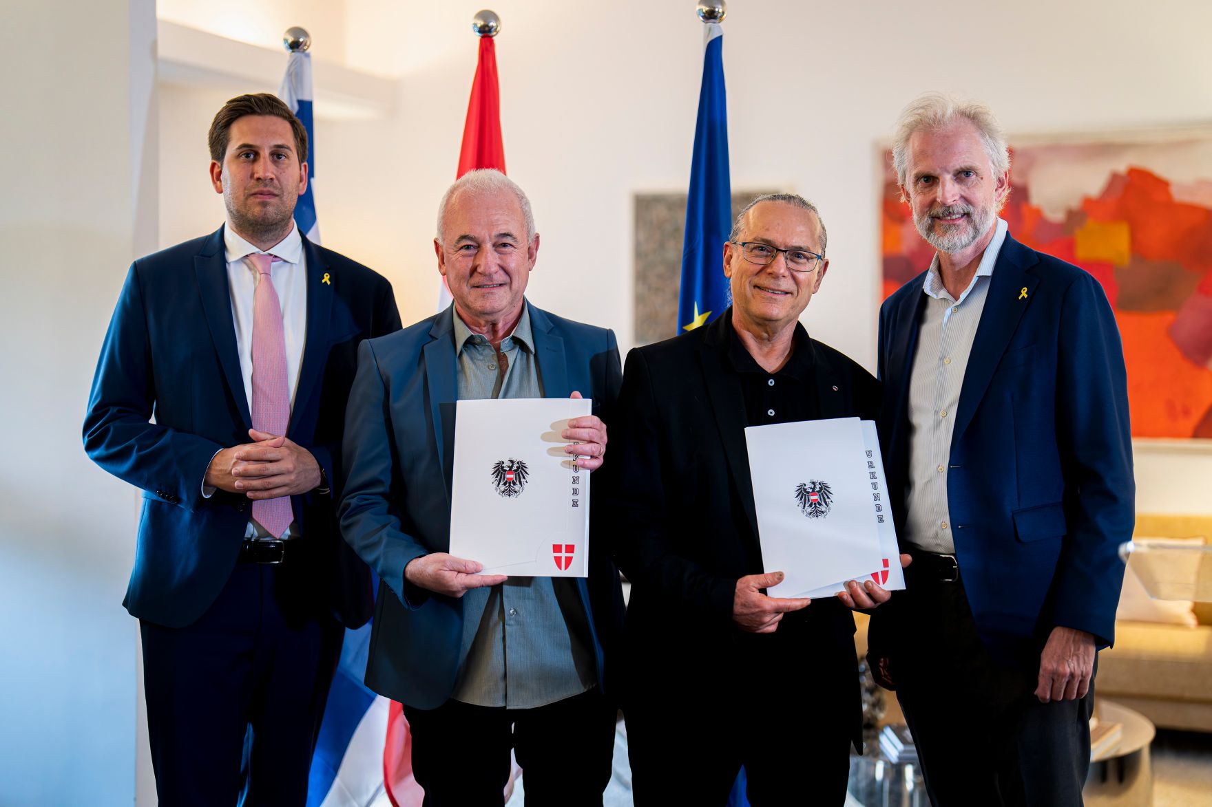Am 26. Mai 2025 reiste Staatssekret&auml;r Alexander Pr&ouml;ll (l.) zu einem mehrt&auml;gigen Arbeitsbesuch nach Israel. Im Bild bei der &Uuml;berreichung der Staatsb&uuml;rgerschaft gem&auml;&szlig; &sect;58c.