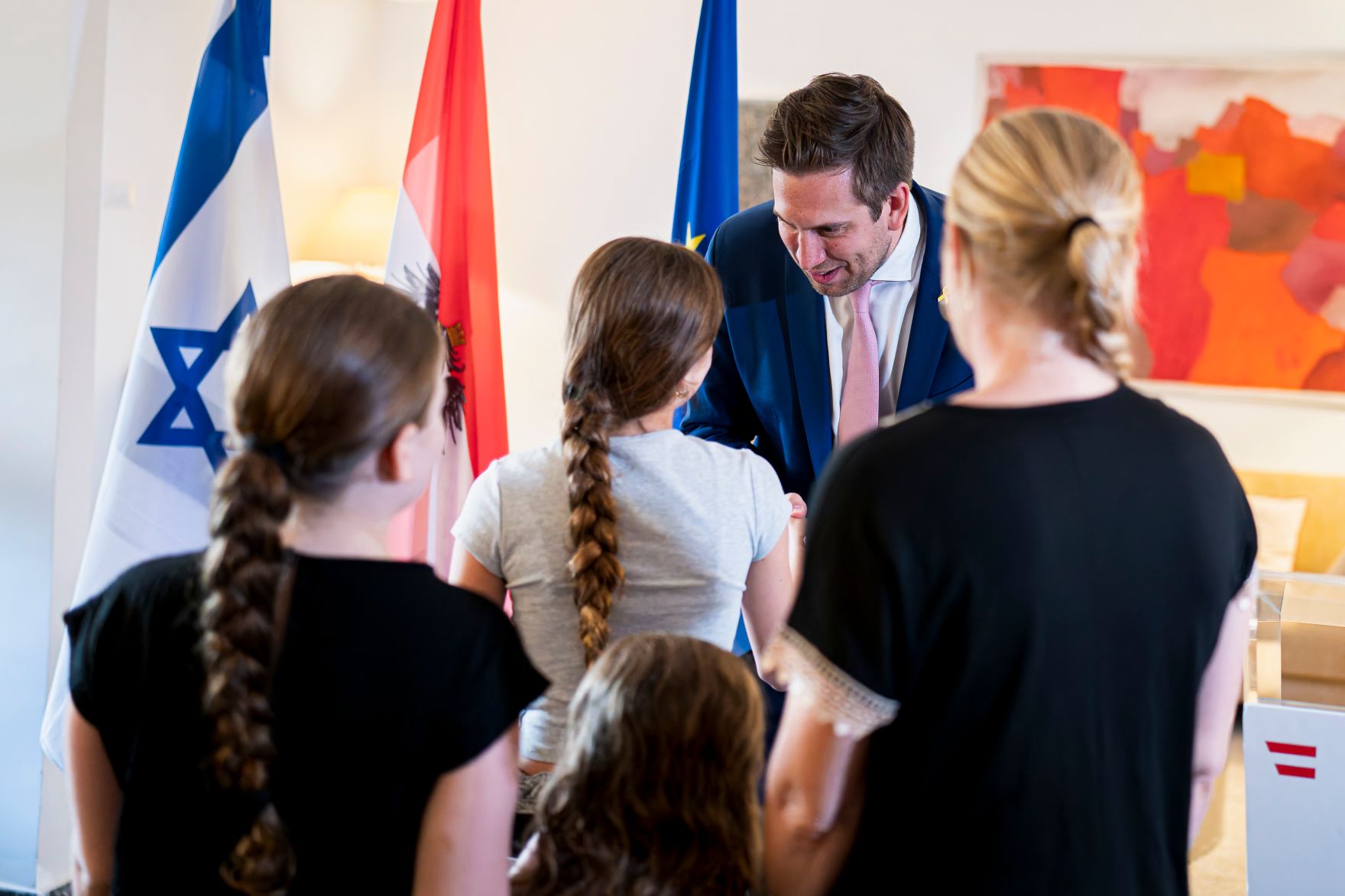 Am 26. Mai 2025 reiste Staatssekret&auml;r Alexander Pr&ouml;ll (2.v.r.) zu einem mehrt&auml;gigen Arbeitsbesuch nach Israel. Im Bild bei der &Uuml;berreichung der Staatsb&uuml;rgerschaft gem&auml;&szlig; &sect;58c.