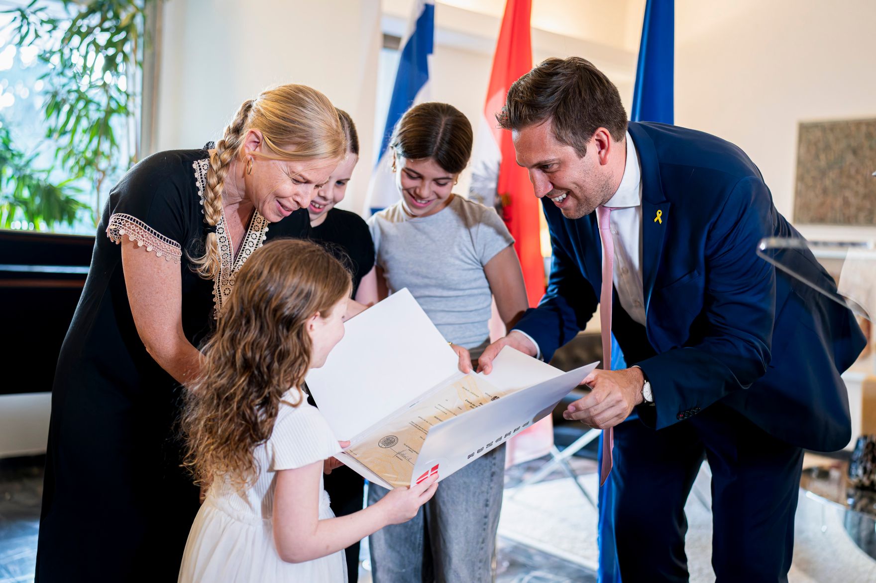 Am 26. Mai 2025 reiste Staatssekret&auml;r Alexander Pr&ouml;ll (r.) zu einem mehrt&auml;gigen Arbeitsbesuch nach Israel. Im Bild bei der &Uuml;berreichung der Staatsb&uuml;rgerschaft gem&auml;&szlig; &sect;58c.