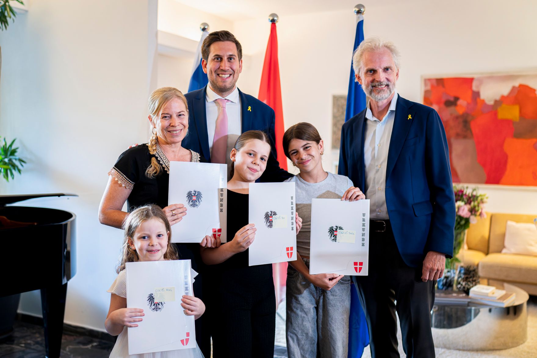 Am 26. Mai 2025 reiste Staatssekret&auml;r Alexander Pr&ouml;ll (3.v.l.) zu einem mehrt&auml;gigen Arbeitsbesuch nach Israel. Im Bild bei der &Uuml;berreichung der Staatsb&uuml;rgerschaft gem&auml;&szlig; &sect;58c.