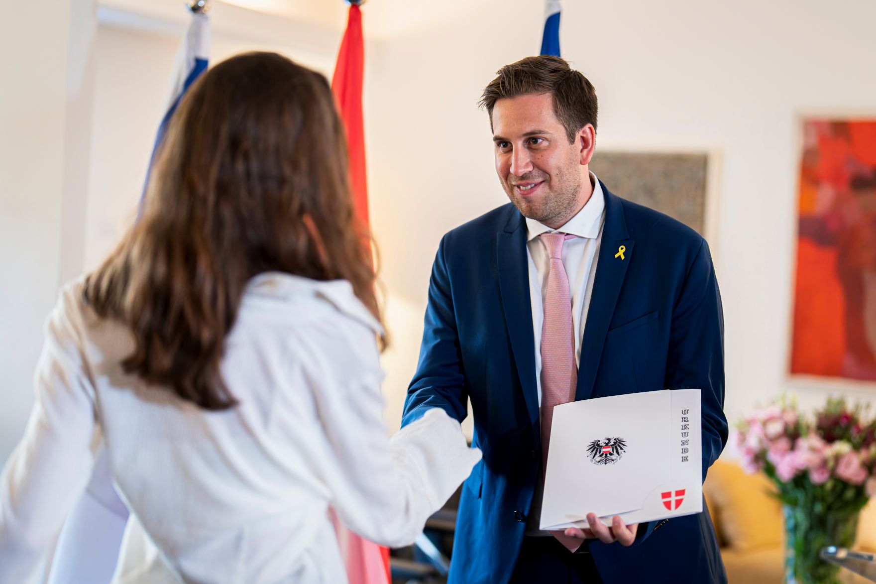 Am 26. Mai 2025 reiste Staatssekret&auml;r Alexander Pr&ouml;ll (r.) zu einem mehrt&auml;gigen Arbeitsbesuch nach Israel. Im Bild bei der &Uuml;berreichung der Staatsb&uuml;rgerschaft gem&auml;&szlig; &sect;58c.