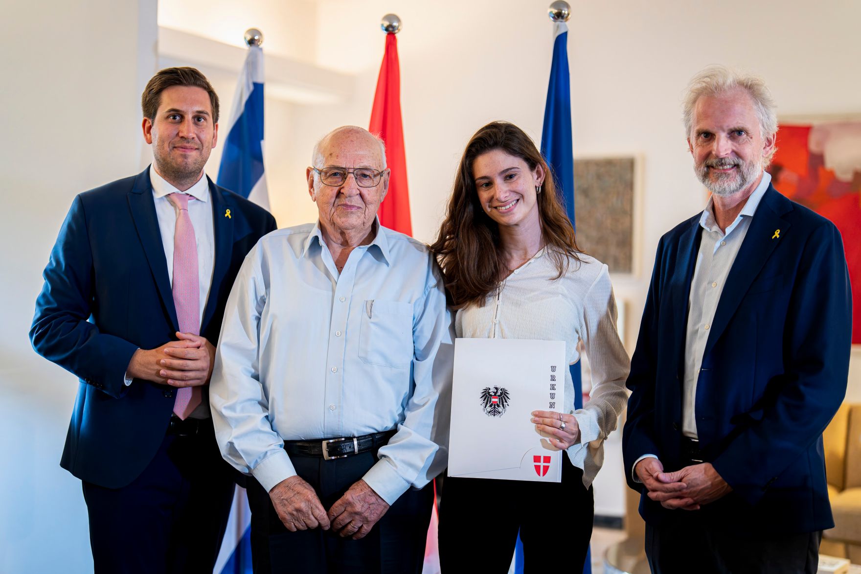 Am 26. Mai 2025 reiste Staatssekret&auml;r Alexander Pr&ouml;ll (l.) zu einem mehrt&auml;gigen Arbeitsbesuch nach Israel. Im Bild bei der &Uuml;berreichung der Staatsb&uuml;rgerschaft gem&auml;&szlig; &sect;58c.