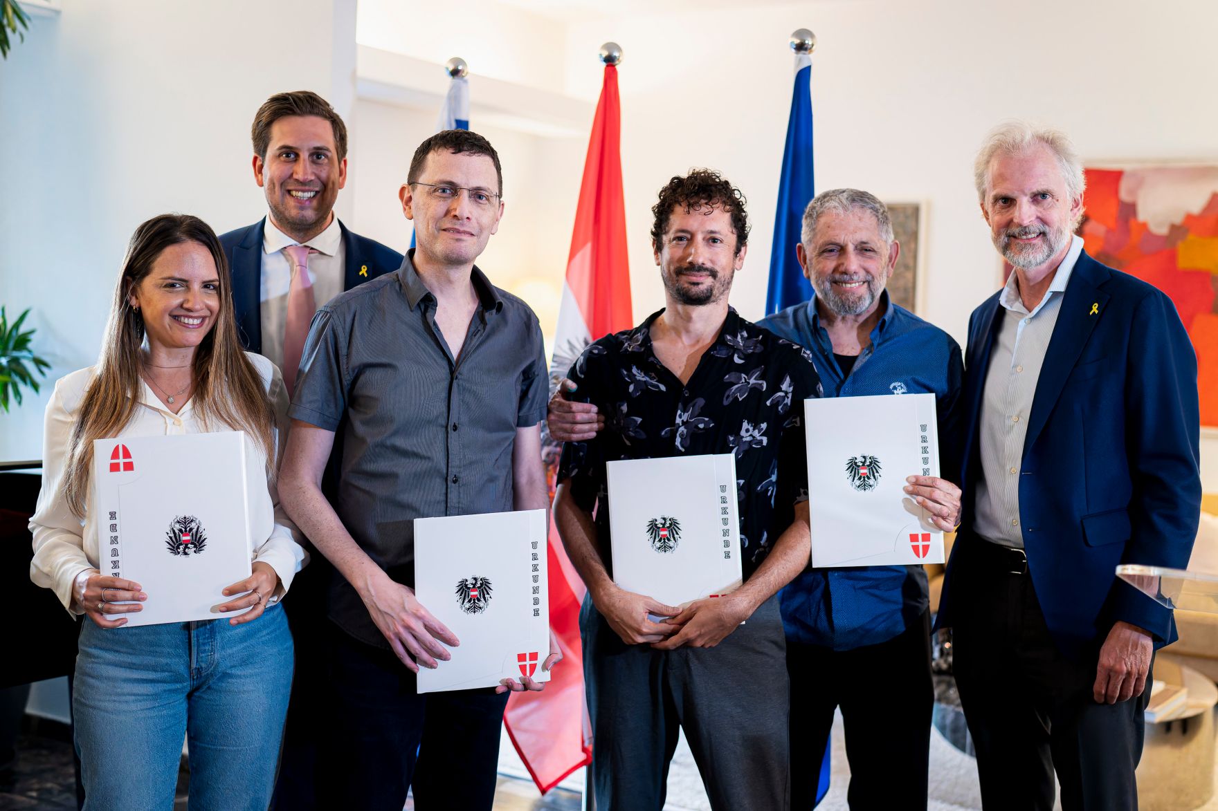 Am 26. Mai 2025 reiste Staatssekret&auml;r Alexander Pr&ouml;ll (2.v.l.) zu einem mehrt&auml;gigen Arbeitsbesuch nach Israel. Im Bild bei der &Uuml;berreichung der Staatsb&uuml;rgerschaft gem&auml;&szlig; &sect;58c.