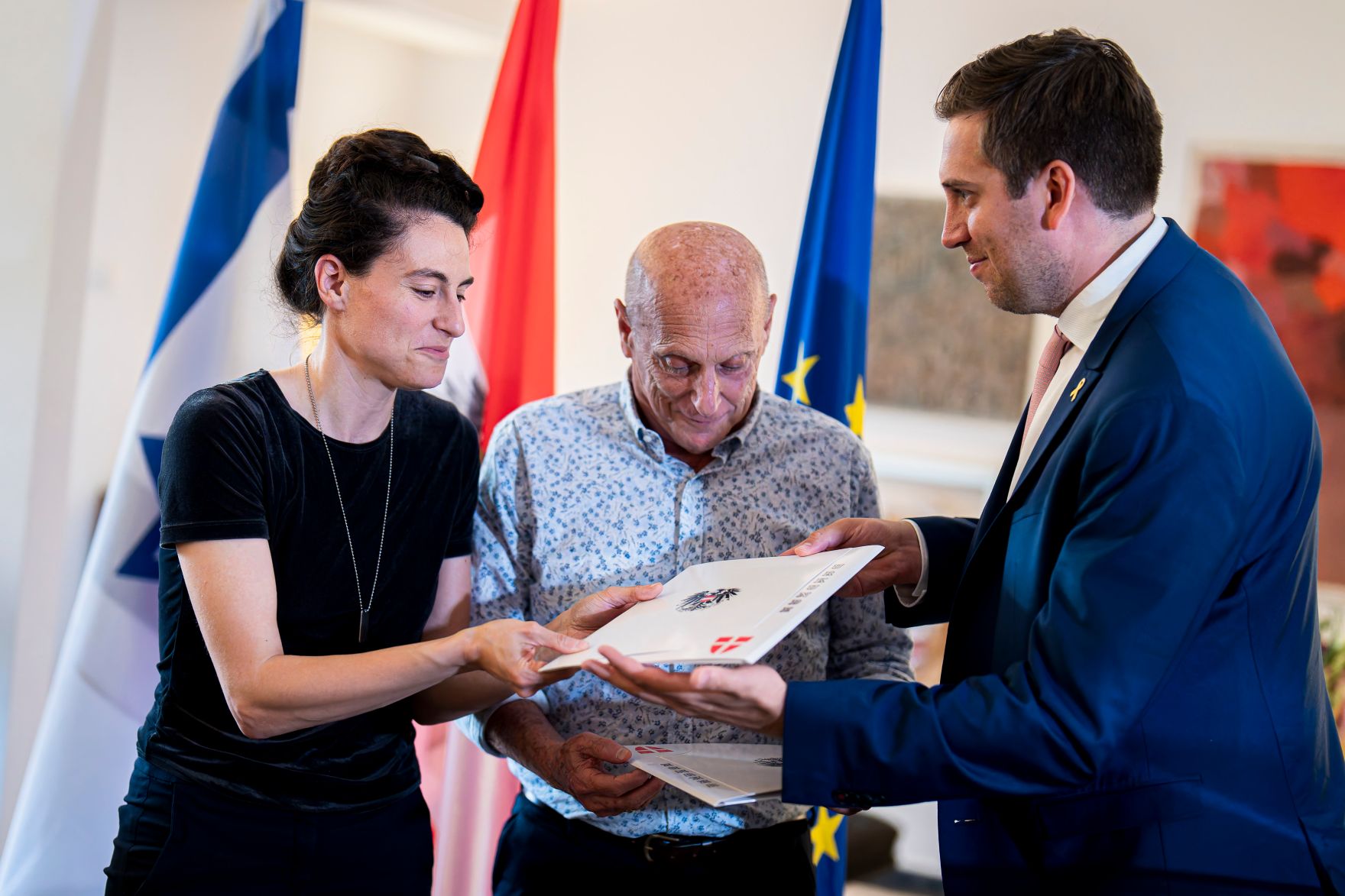 Am 26. Mai 2025 reiste Staatssekret&auml;r Alexander Pr&ouml;ll (r.) zu einem mehrt&auml;gigen Arbeitsbesuch nach Israel. Im Bild bei der &Uuml;berreichung der Staatsb&uuml;rgerschaft gem&auml;&szlig; &sect;58c.